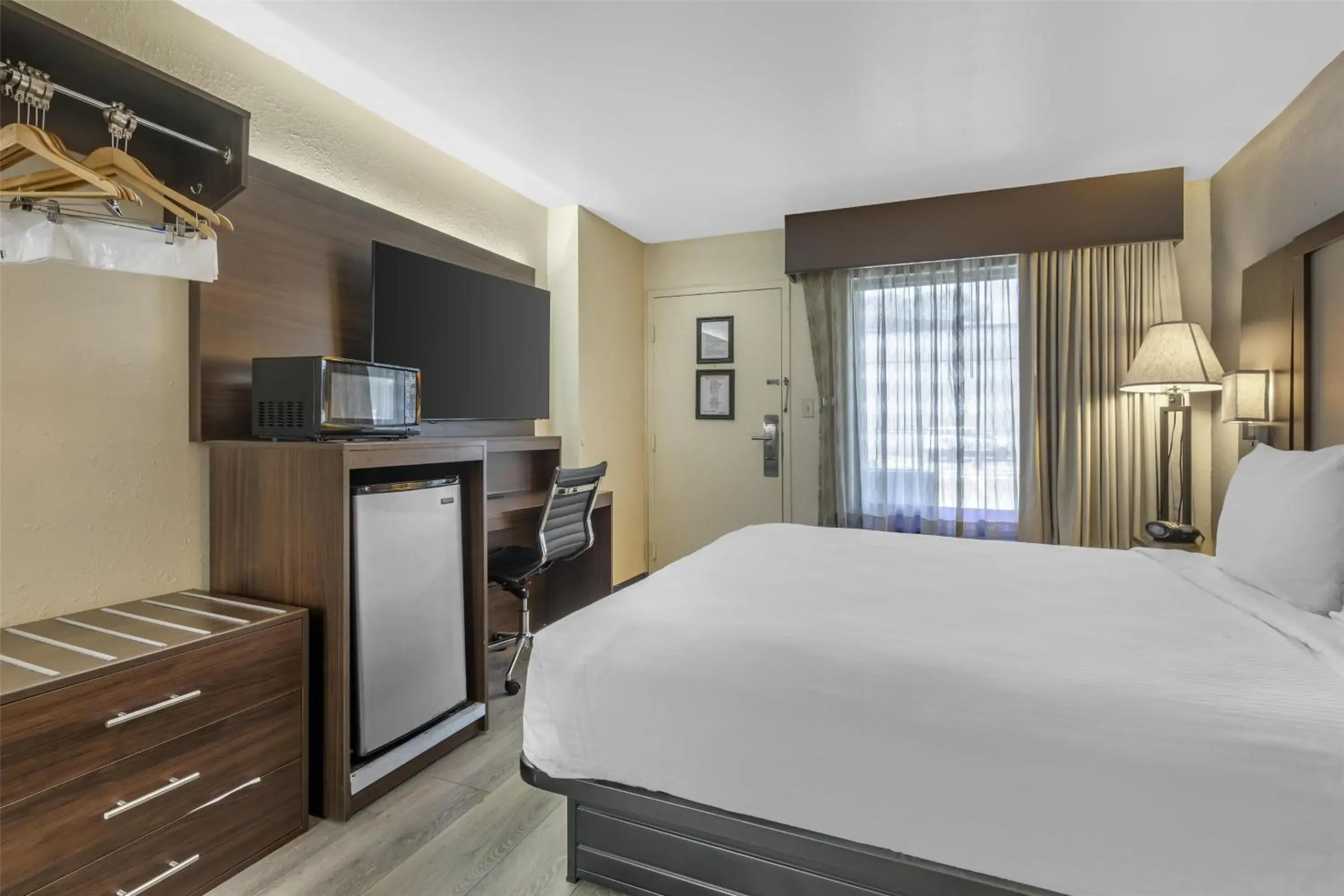 King Room with Sofa Bed - Non-Smoking in Best Western Salisbury Plaza King Room with Sofa Bed - Non-Smoking in Best Western Salisbury Plaza