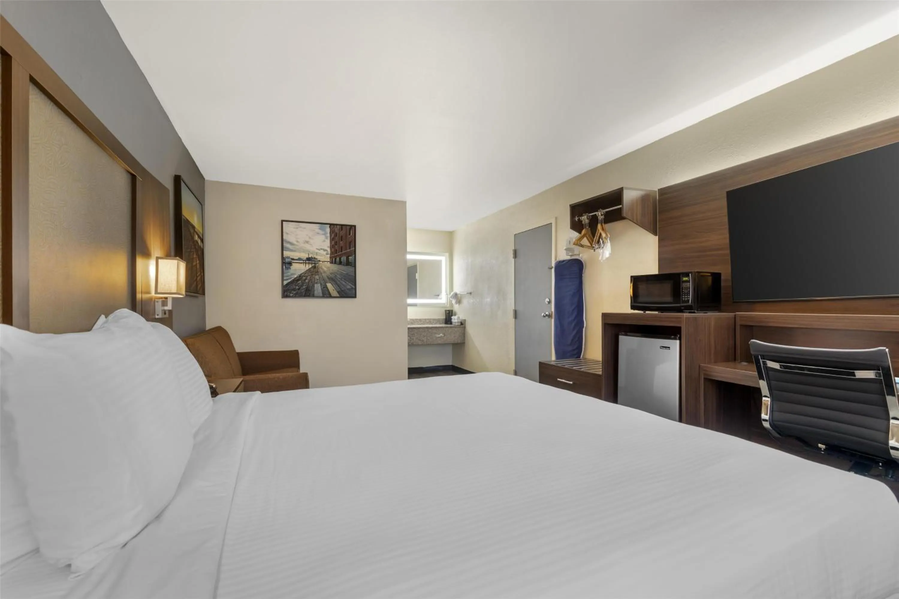 Bedroom, Bed in Best Western Salisbury Plaza