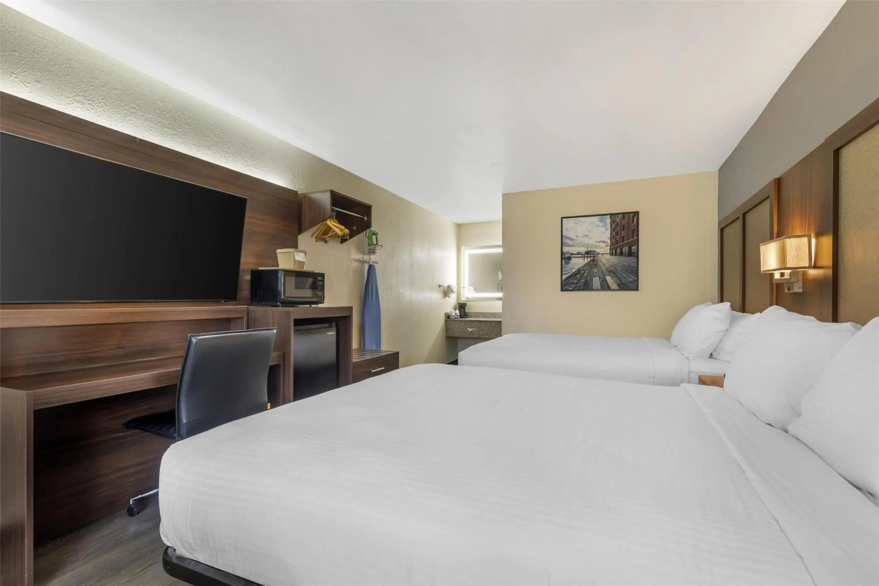 Bedroom, Bed in Best Western Salisbury Plaza