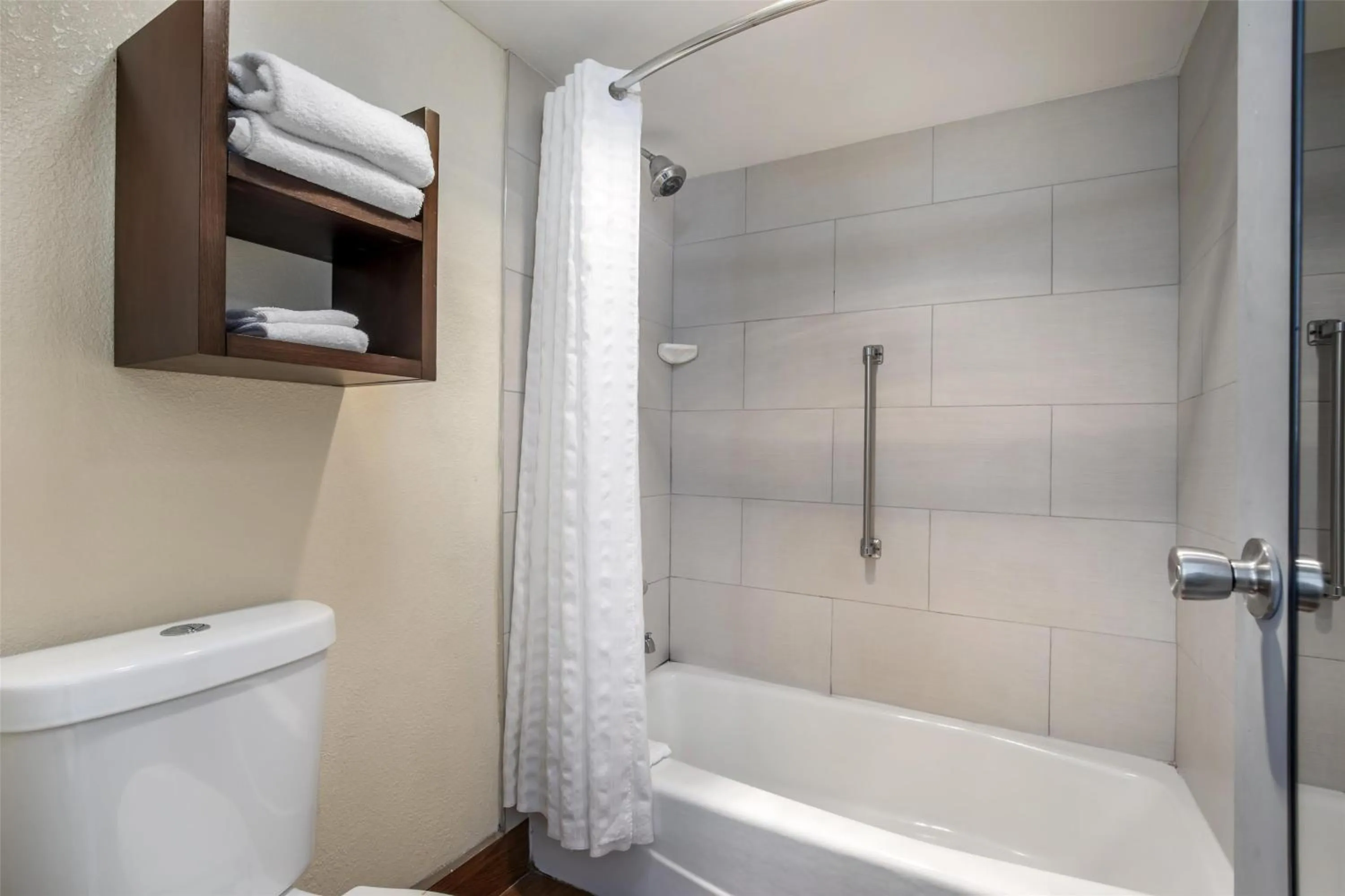 Bathroom in Best Western Salisbury Plaza