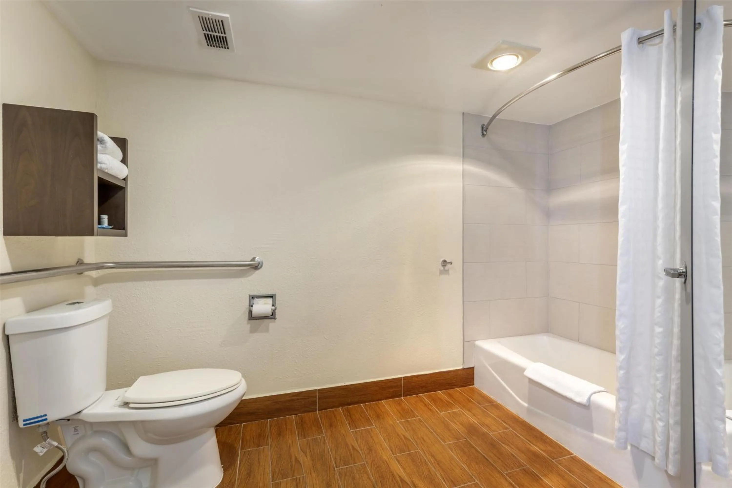 Bathroom in Best Western Salisbury Plaza