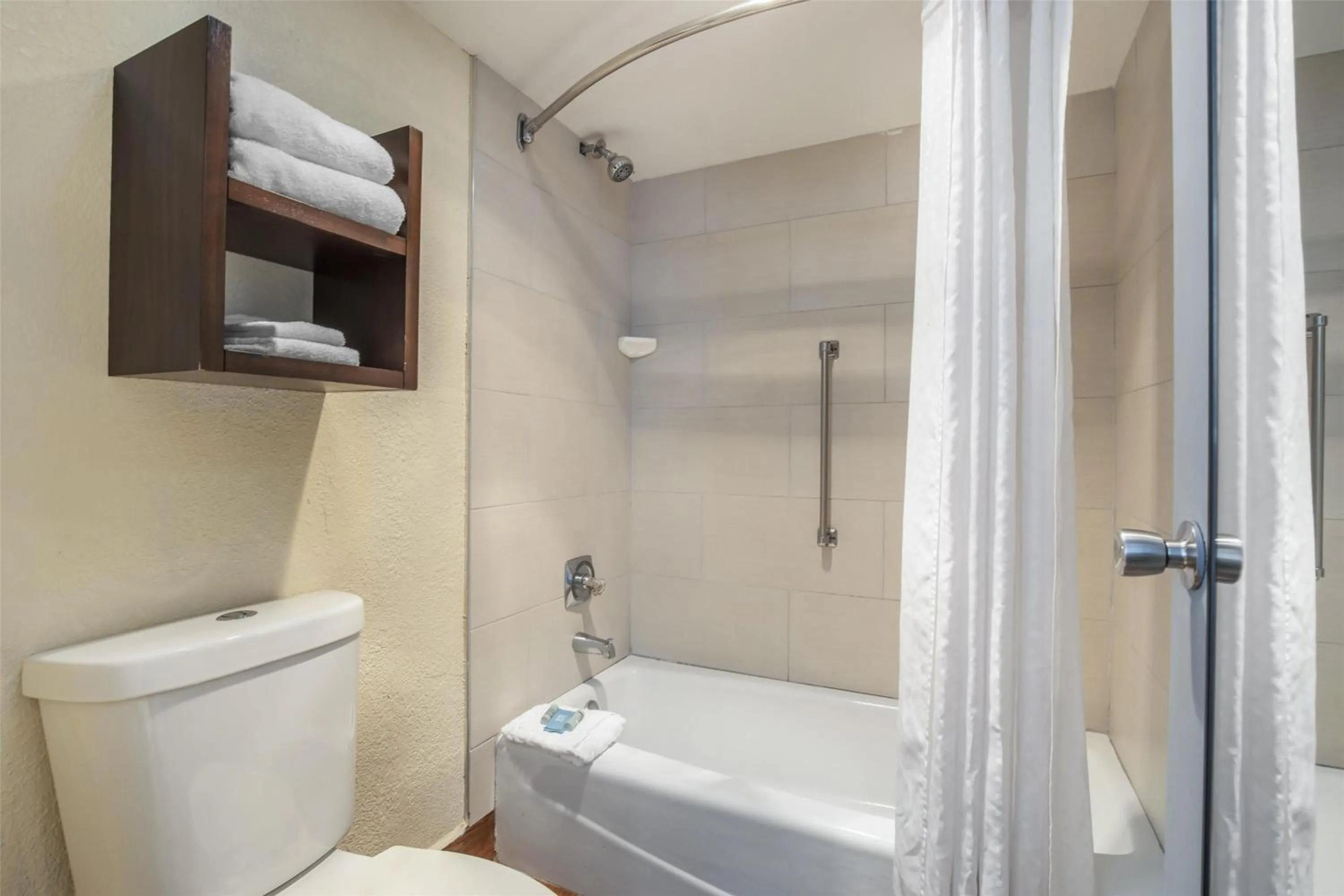 Bathroom in Best Western Salisbury Plaza