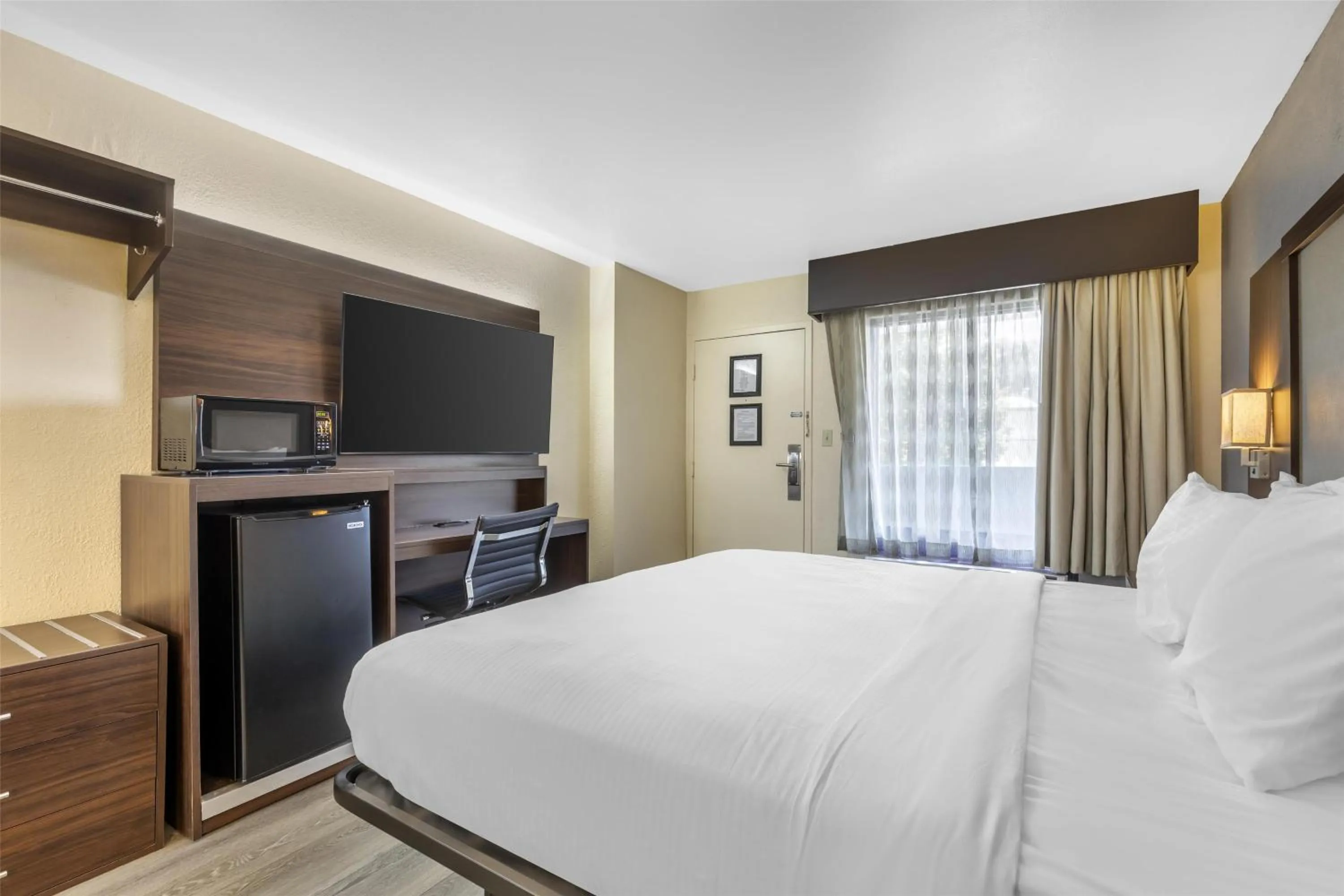 Bedroom, Bed in Best Western Salisbury Plaza