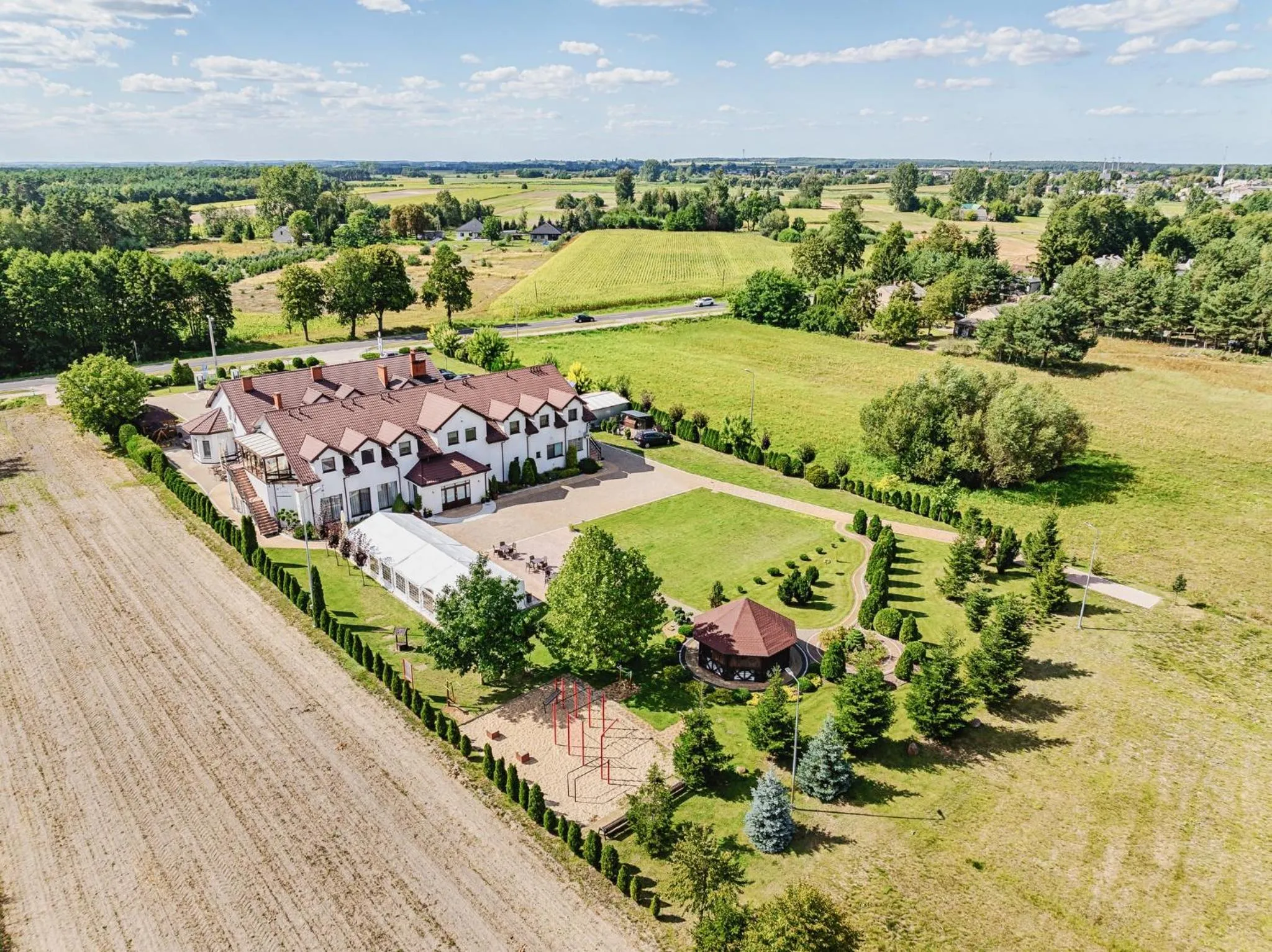 Property building in GOŚCINIEC ZACISZE - pokoje & restauracja blisko A2 Dąbie - Uniejów
