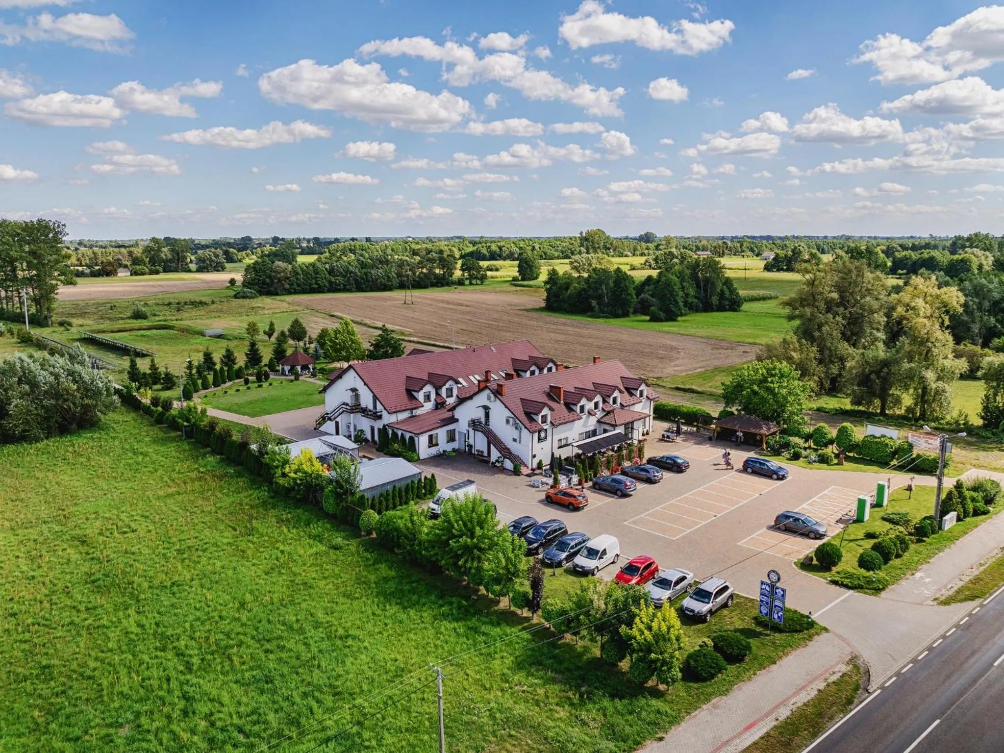 Property building in GOŚCINIEC ZACISZE - pokoje & restauracja blisko A2 Dąbie - Uniejów