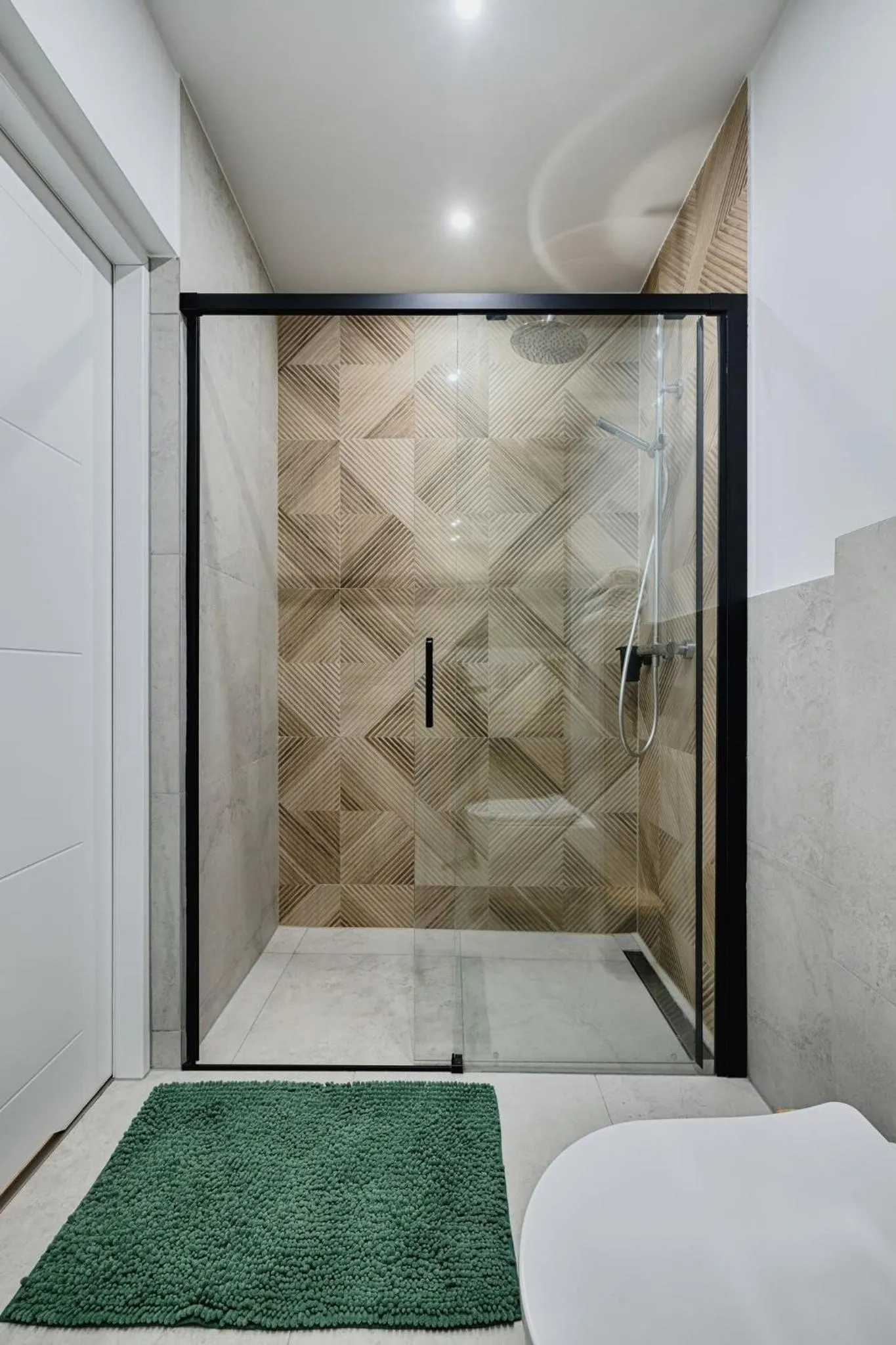 Shower, Bed in GOŚCINIEC ZACISZE - pokoje & restauracja blisko A2 Dąbie - Uniejów