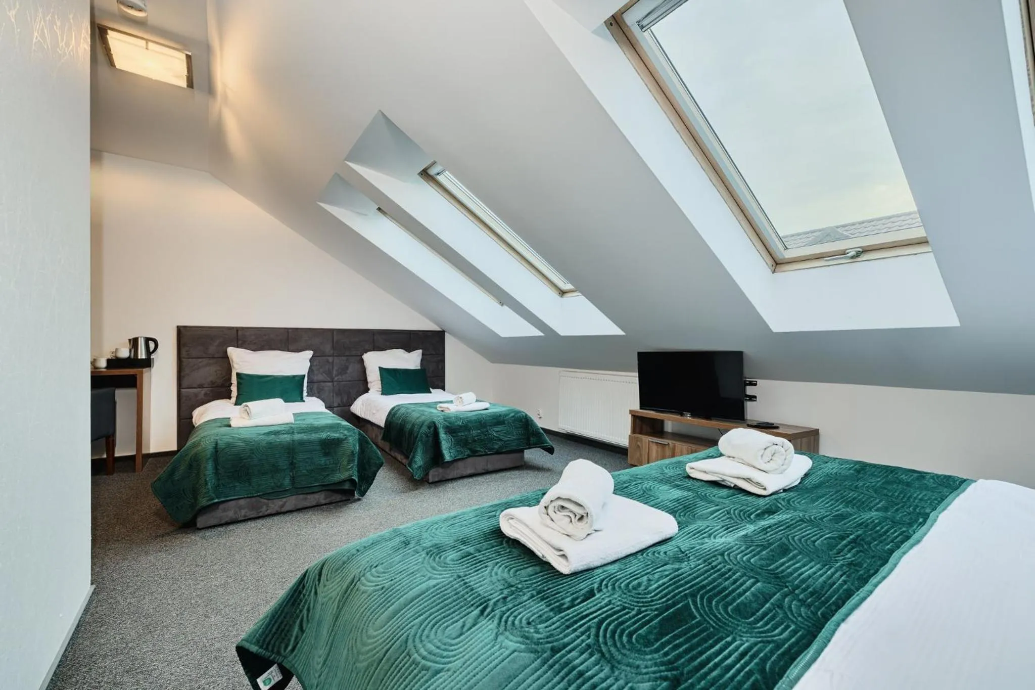 Bed in GOŚCINIEC ZACISZE - pokoje & restauracja blisko A2 Dąbie - Uniejów