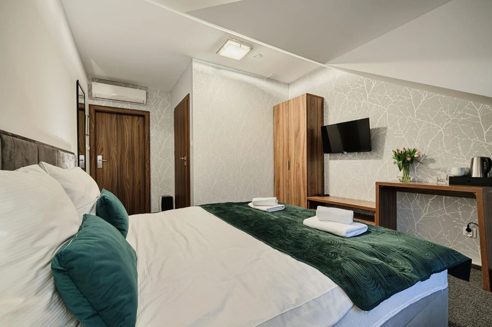 Bed in GOŚCINIEC ZACISZE - pokoje & restauracja blisko A2 Dąbie - Uniejów