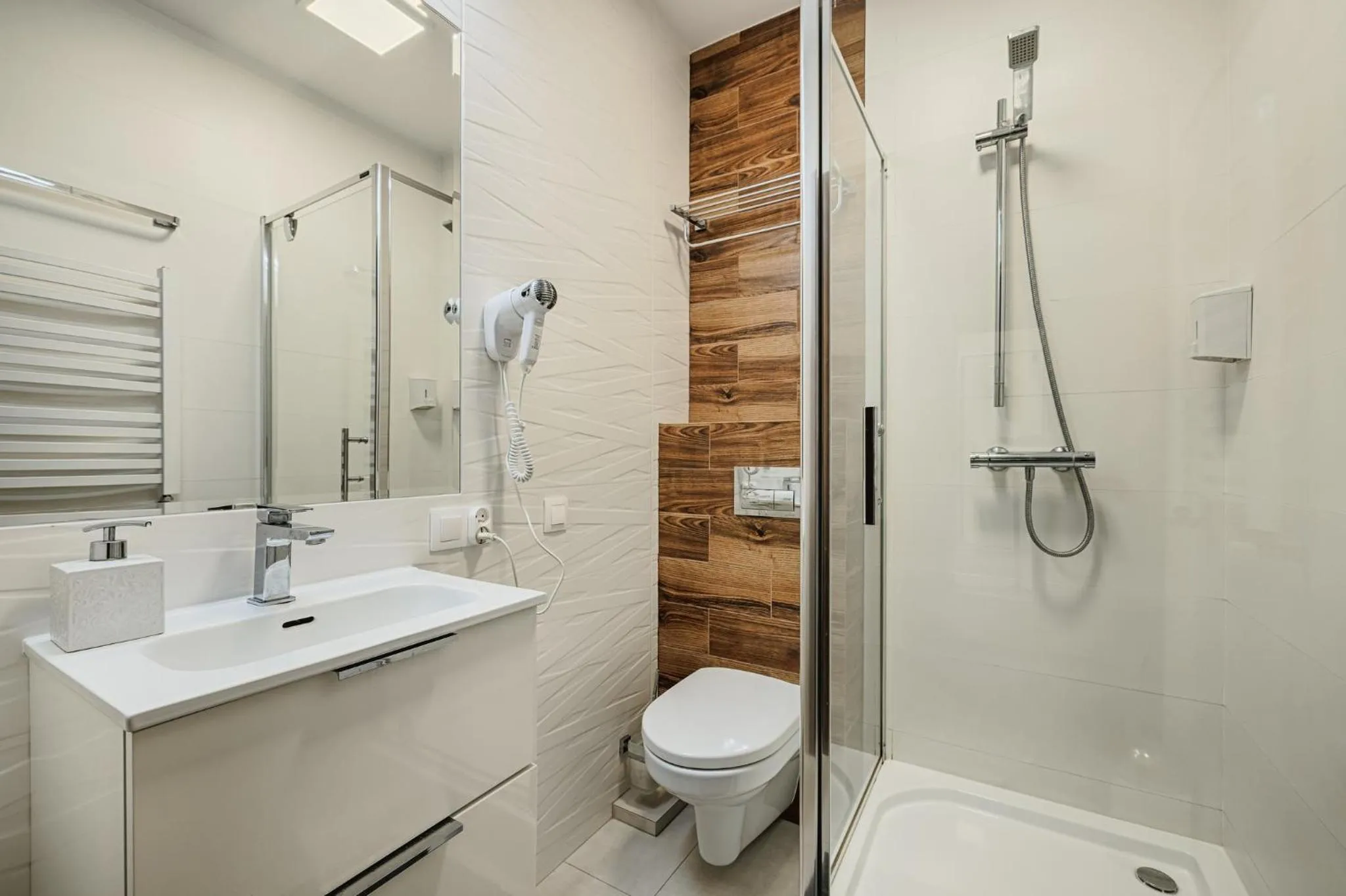 GOŚCINIEC ZACISZE - pokoje & restauracja blisko A2 Dąbie - Uniejów