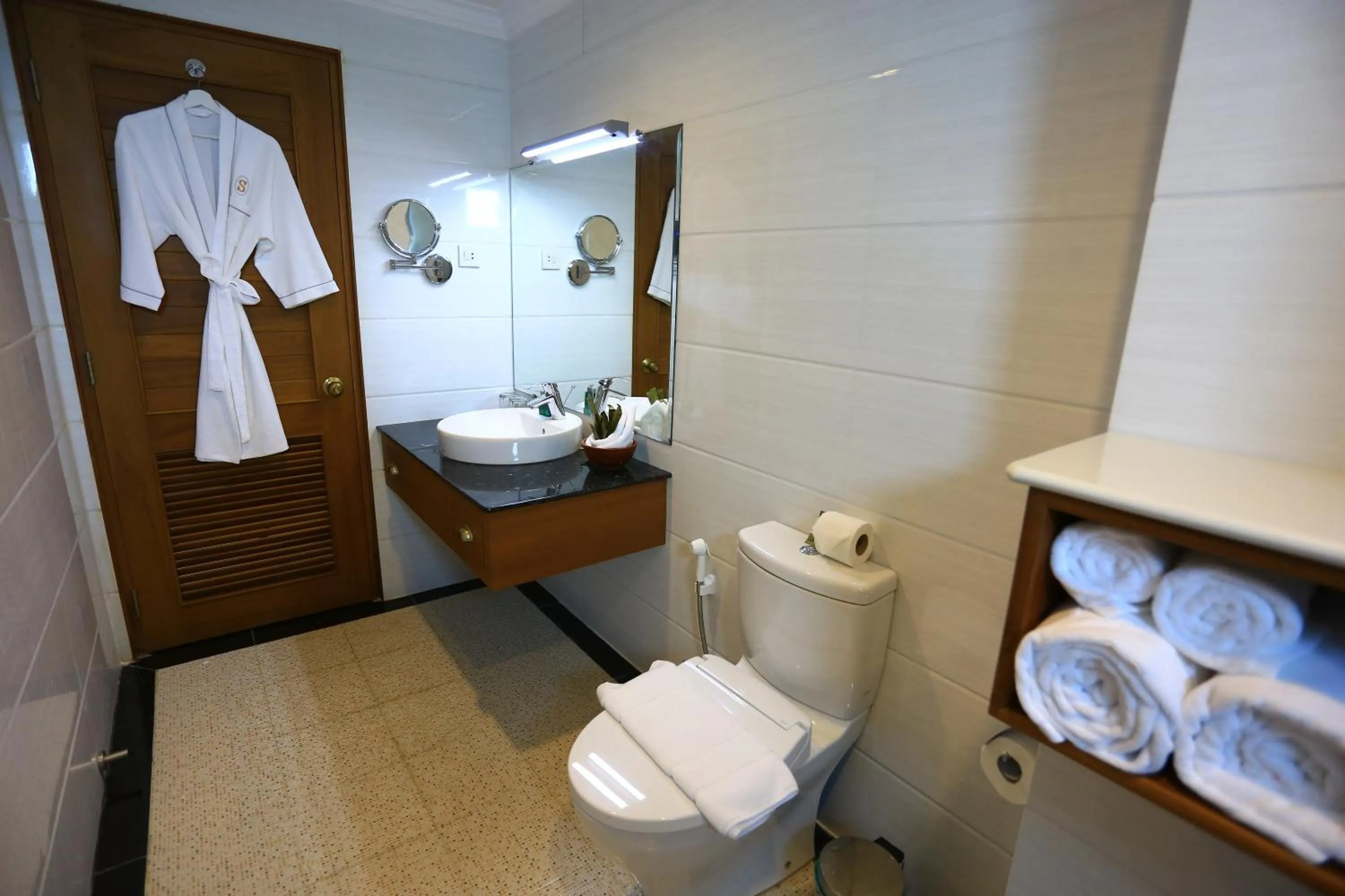 Toilet in Hotel Shwe Yee