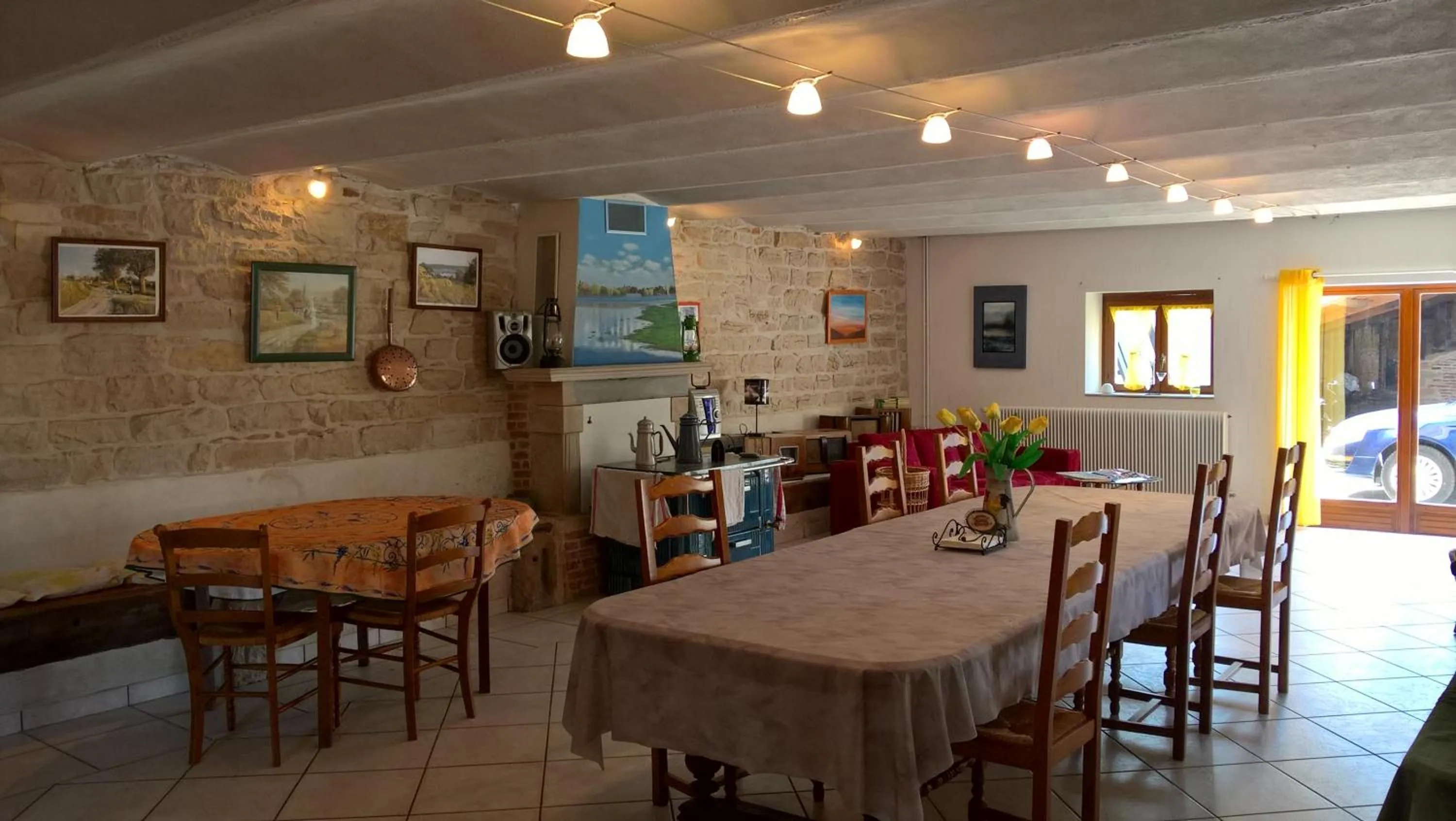 Communal lounge/ TV room in La ferme du Grand Faubourg