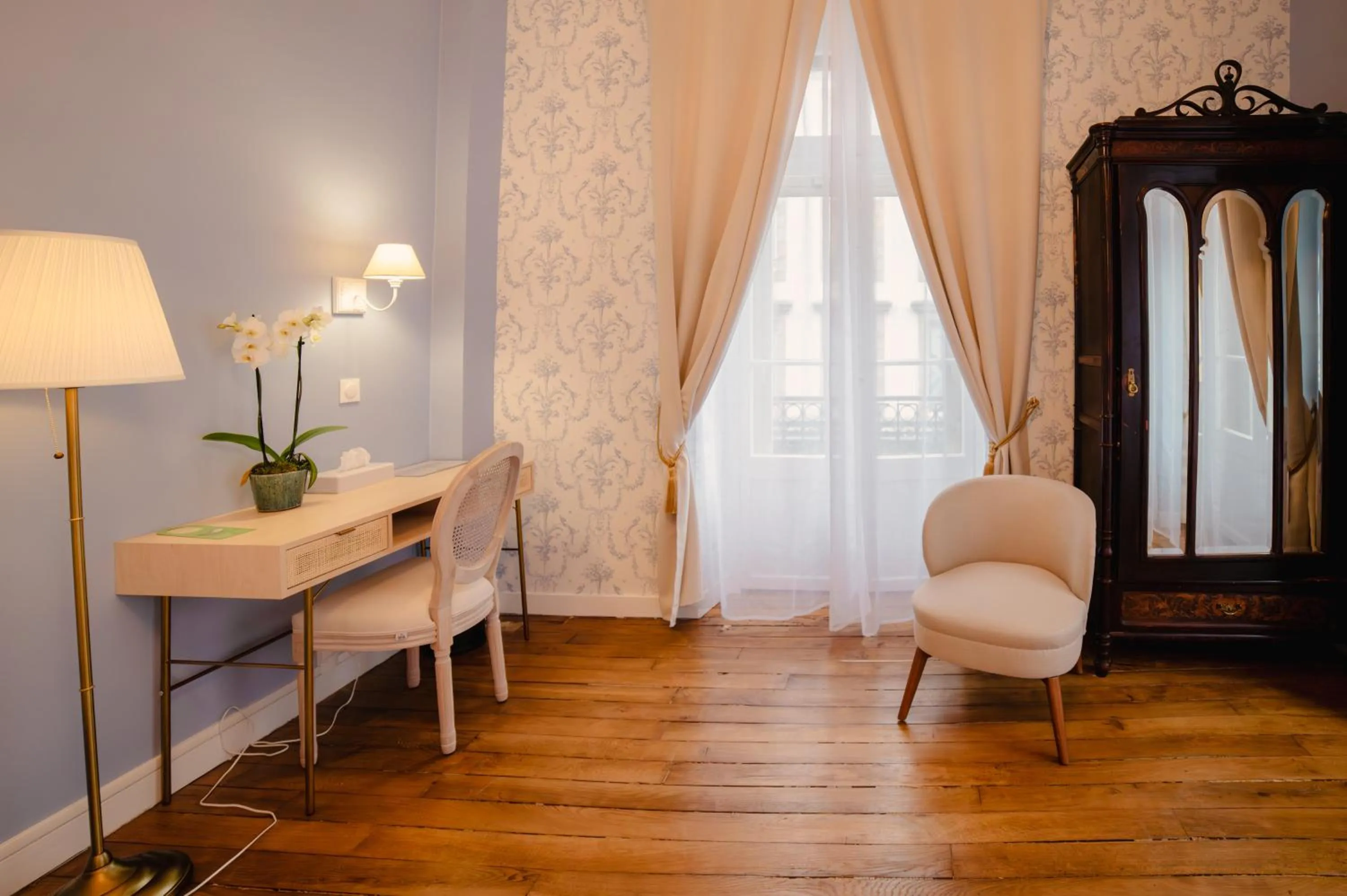 Seating area in Grand Hôtel de l'Europe - Morlaix Centre