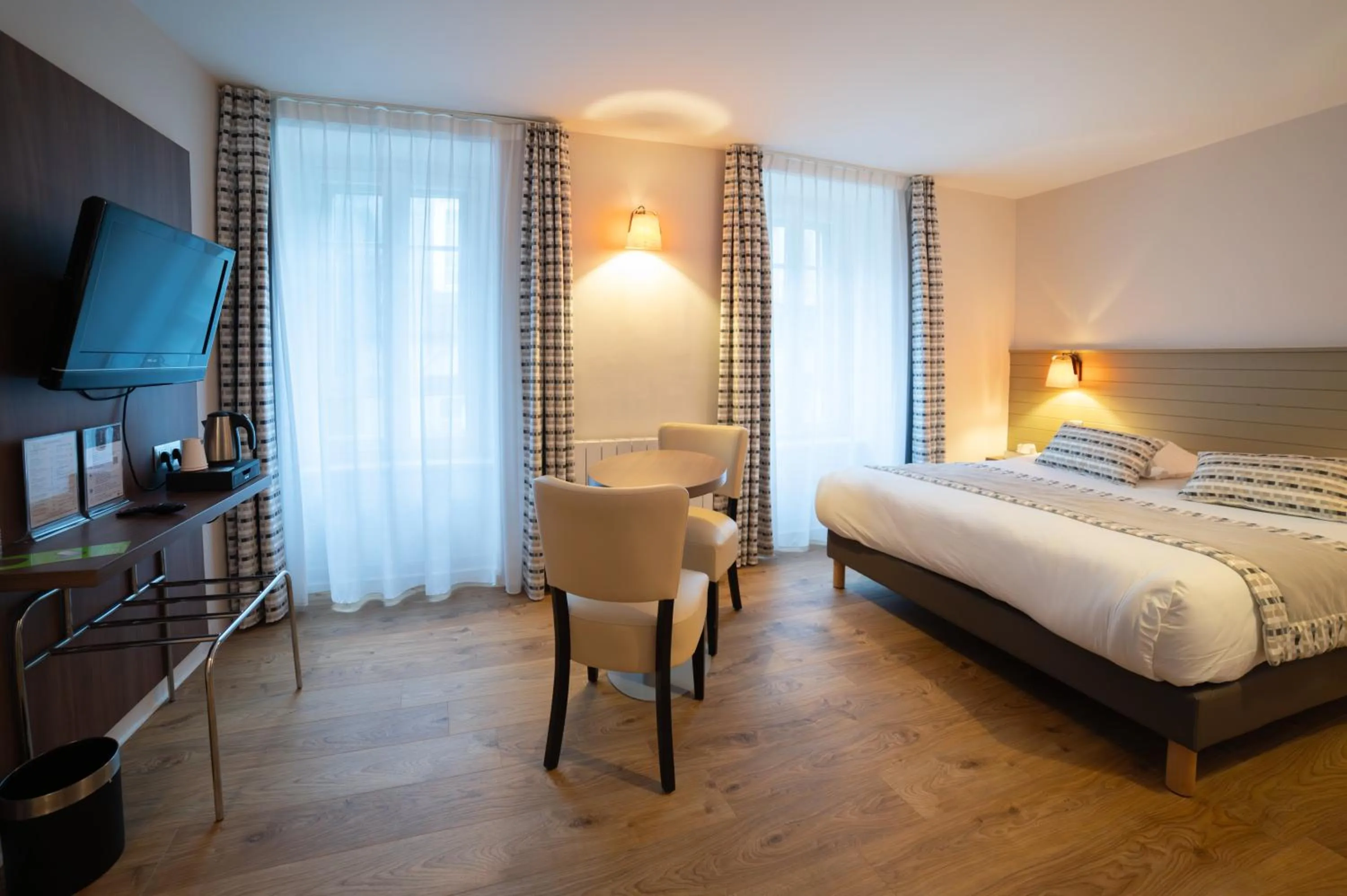 Photo of the whole room, Bed in Grand Hôtel de l'Europe - Morlaix Centre