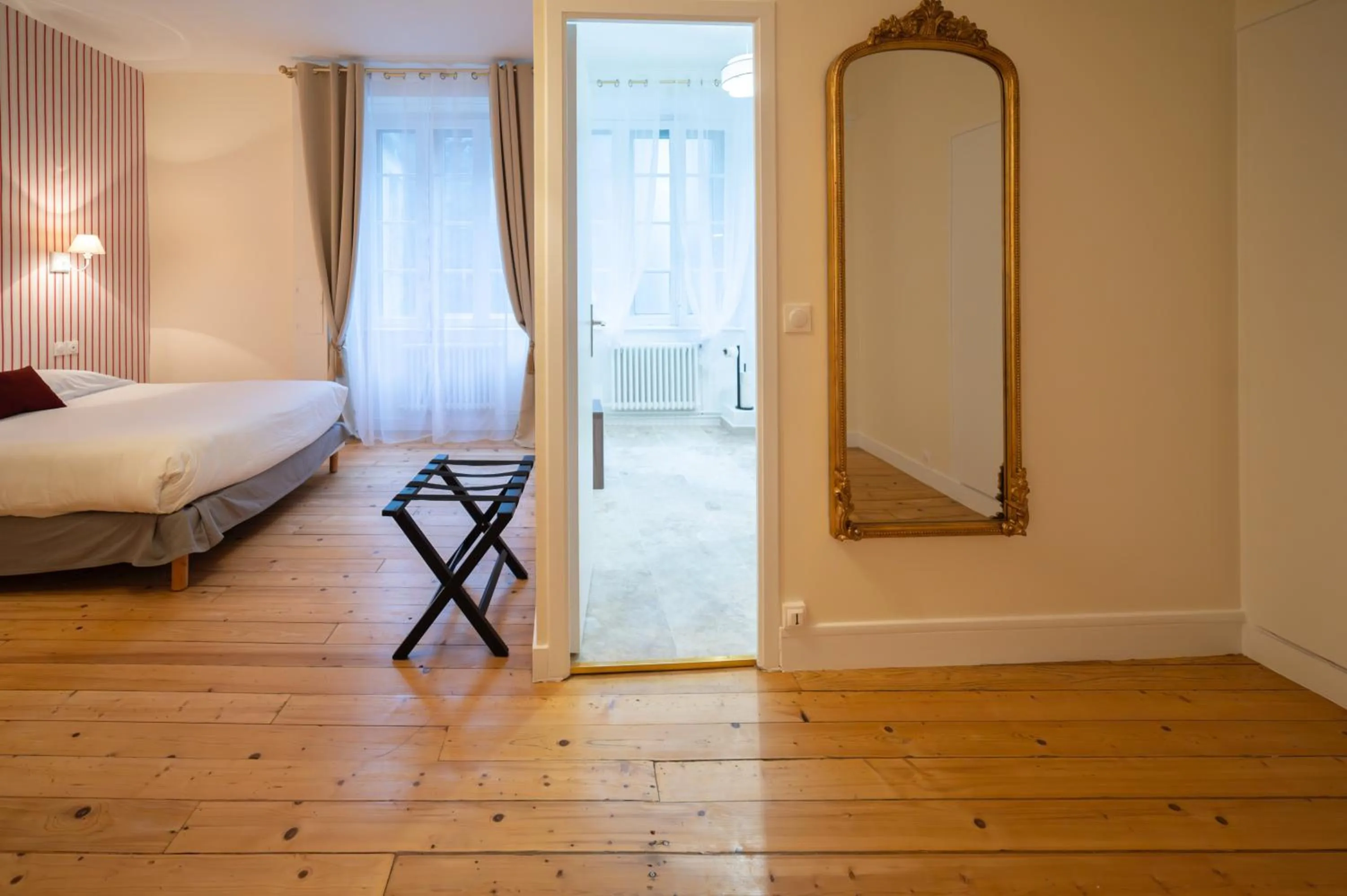 Photo of the whole room, Bed in Grand Hôtel de l'Europe - Morlaix Centre