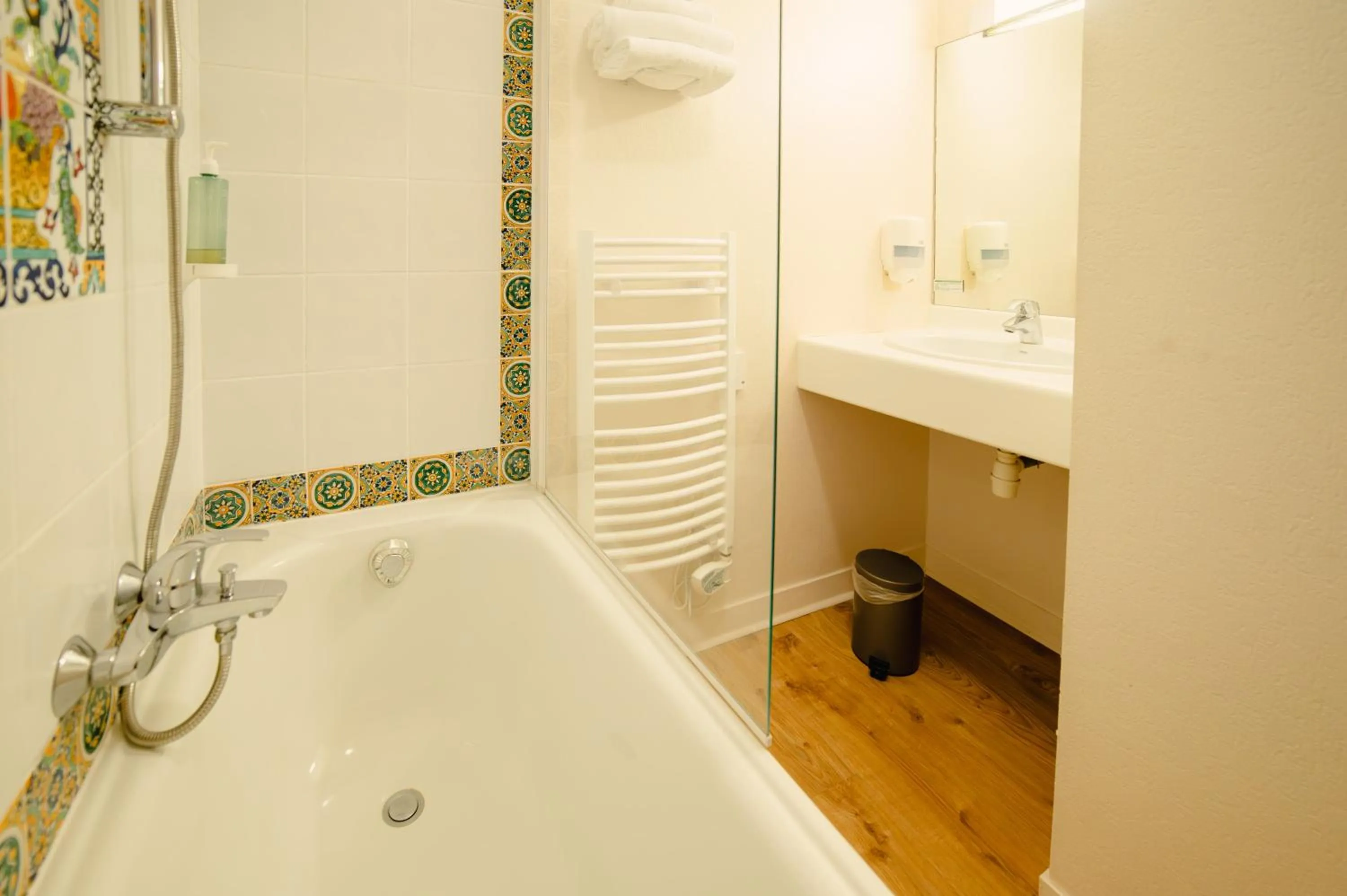 Bathroom in Grand Hôtel de l'Europe - Morlaix Centre