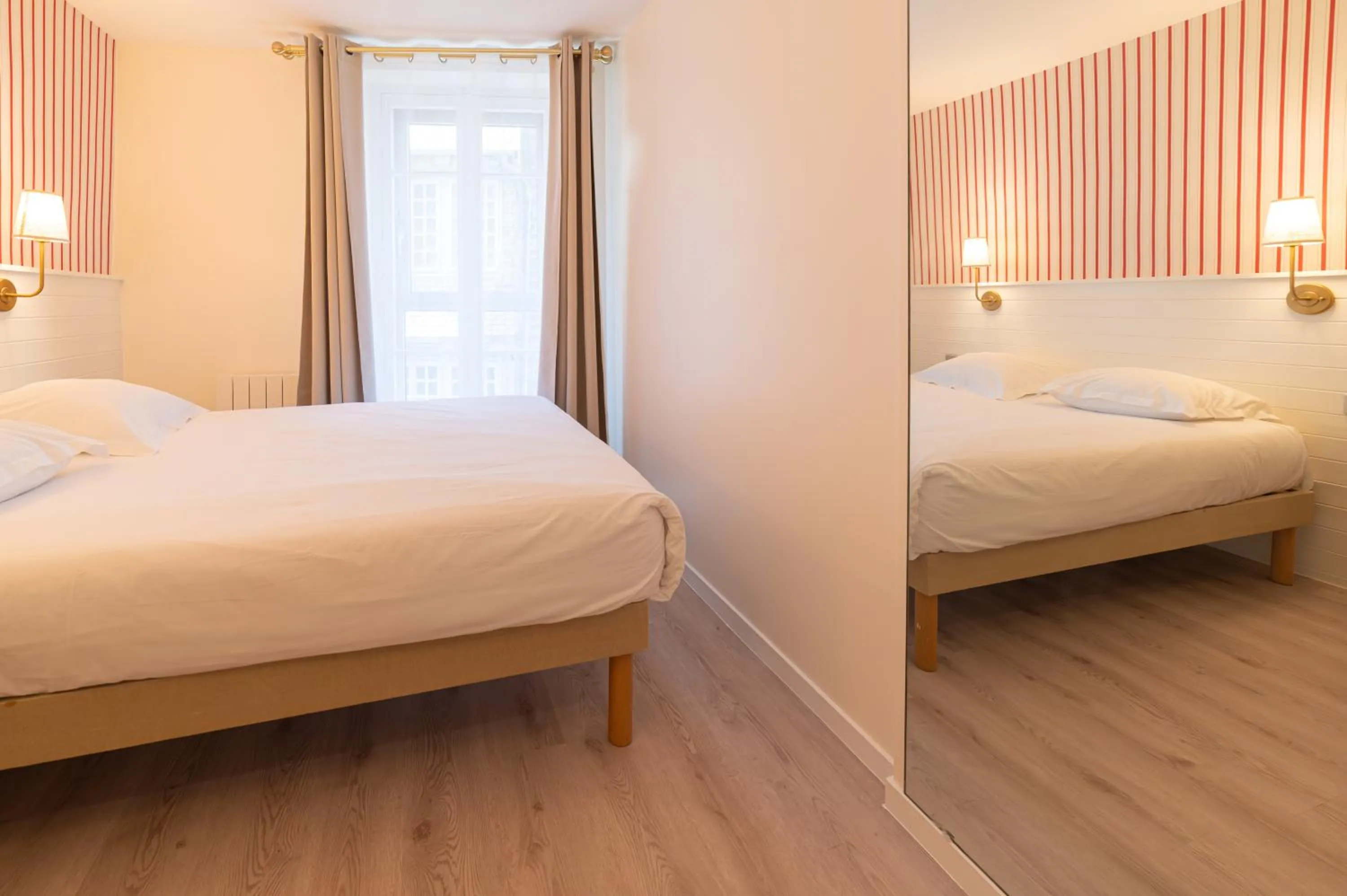 Bedroom, Bed in Grand Hôtel de l'Europe - Morlaix Centre