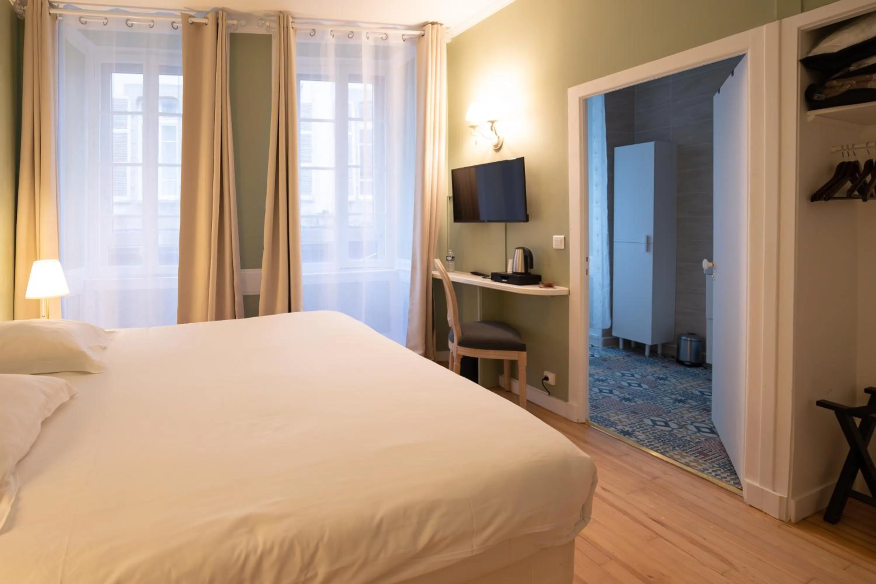 Photo of the whole room, Bed in Grand Hôtel de l'Europe - Morlaix Centre