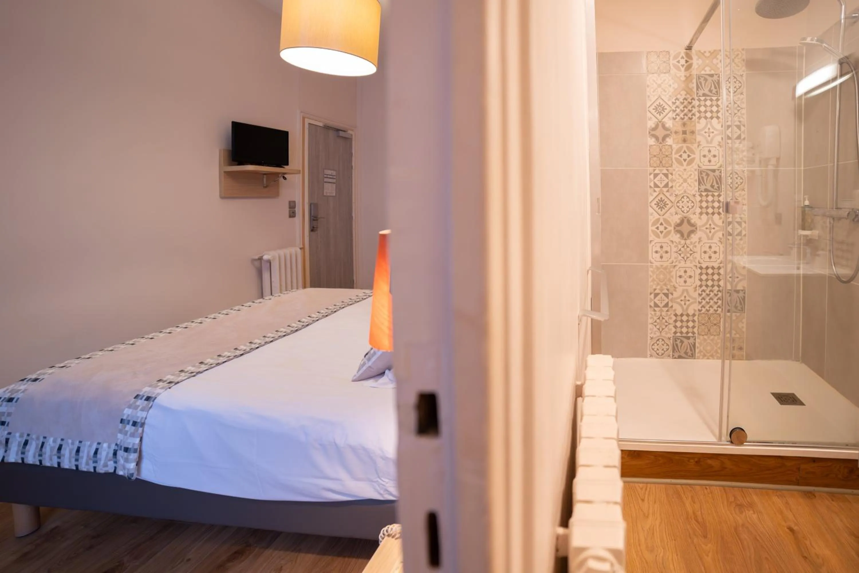 Shower, Bed in Grand Hôtel de l'Europe - Morlaix Centre