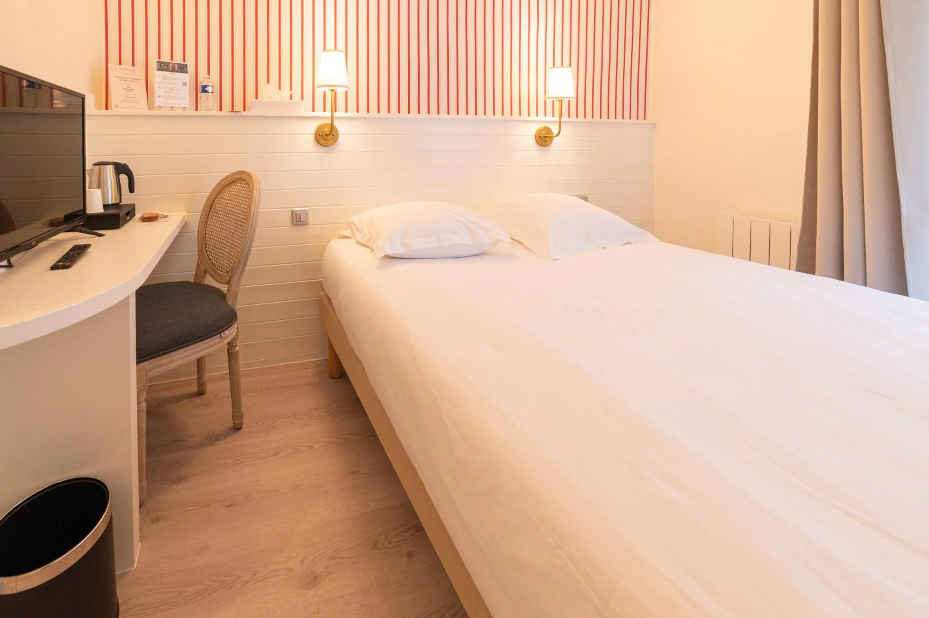 Bedroom, Bed in Grand Hôtel de l'Europe - Morlaix Centre