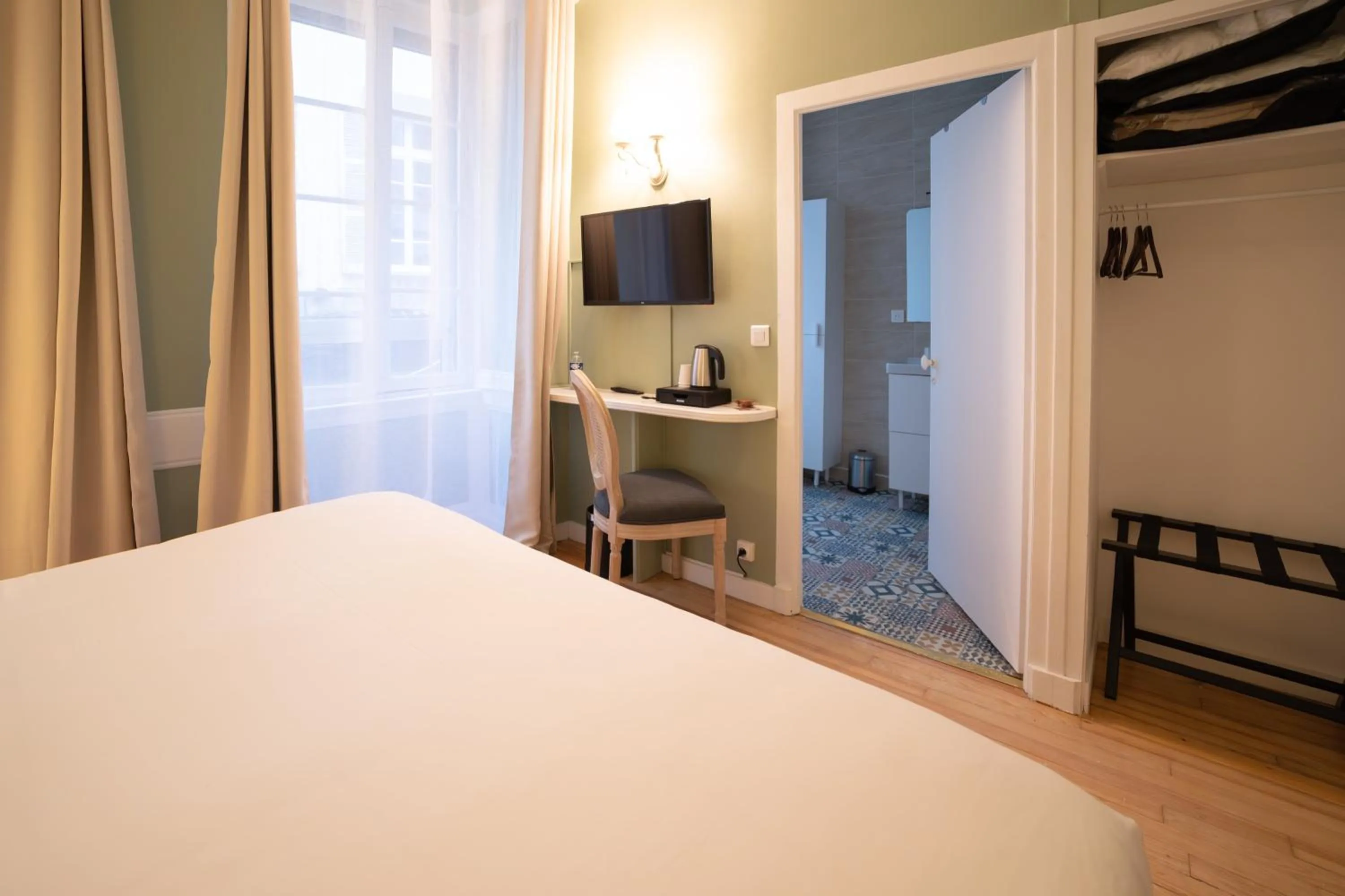 Communal lounge/ TV room, Bed in Grand Hôtel de l'Europe - Morlaix Centre