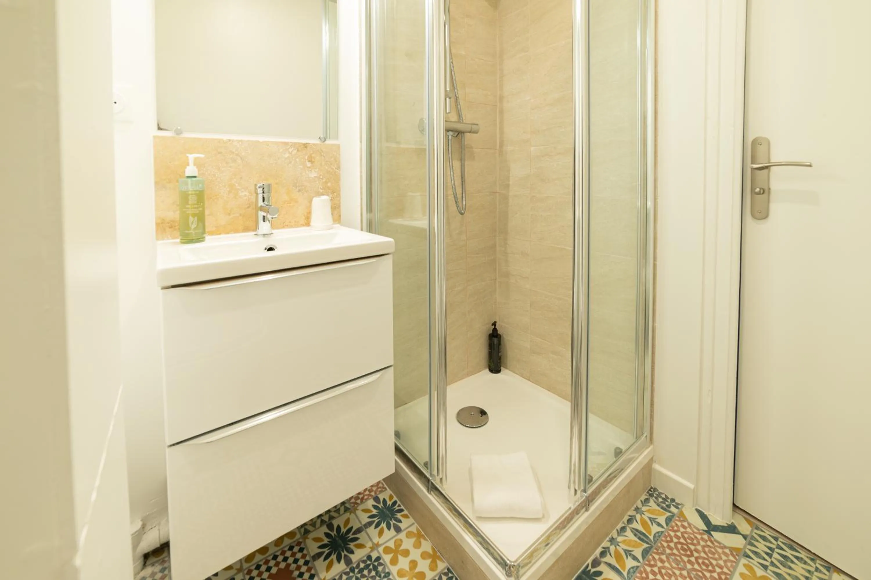 Bathroom in Grand Hôtel de l'Europe - Morlaix Centre