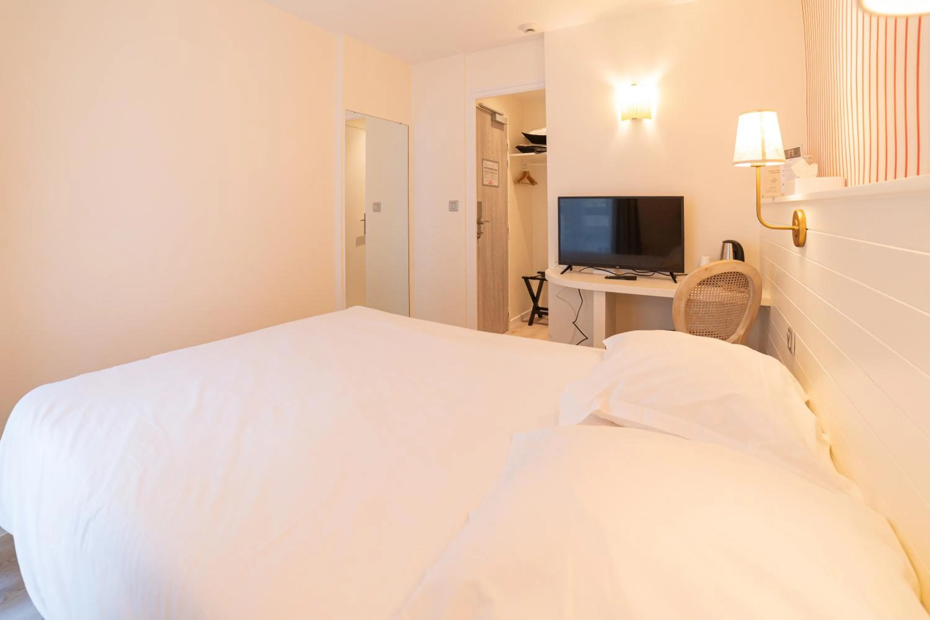 Bedroom, Bed in Grand Hôtel de l'Europe - Morlaix Centre