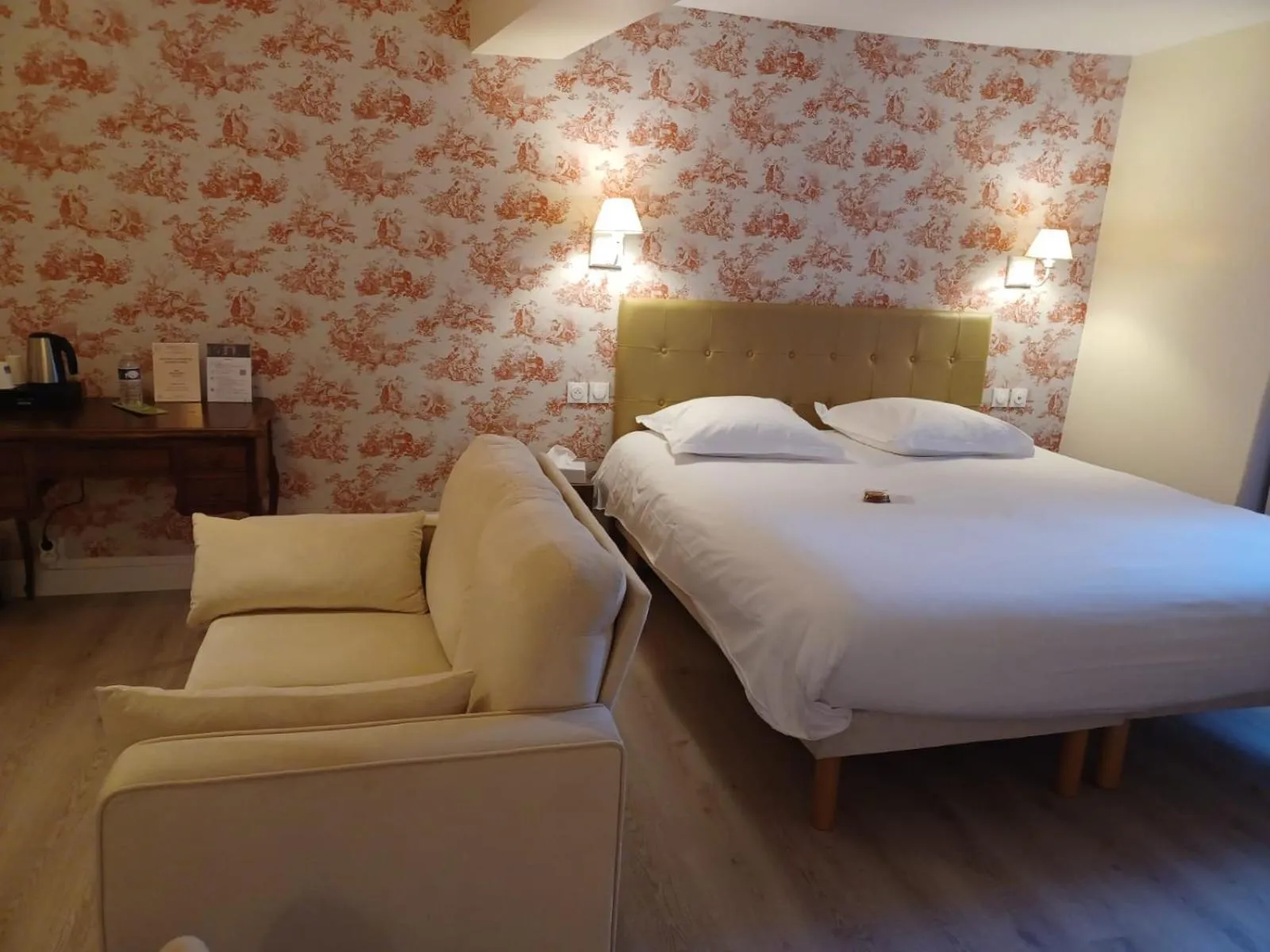 Photo of the whole room, Bed in Grand Hôtel de l'Europe - Morlaix Centre