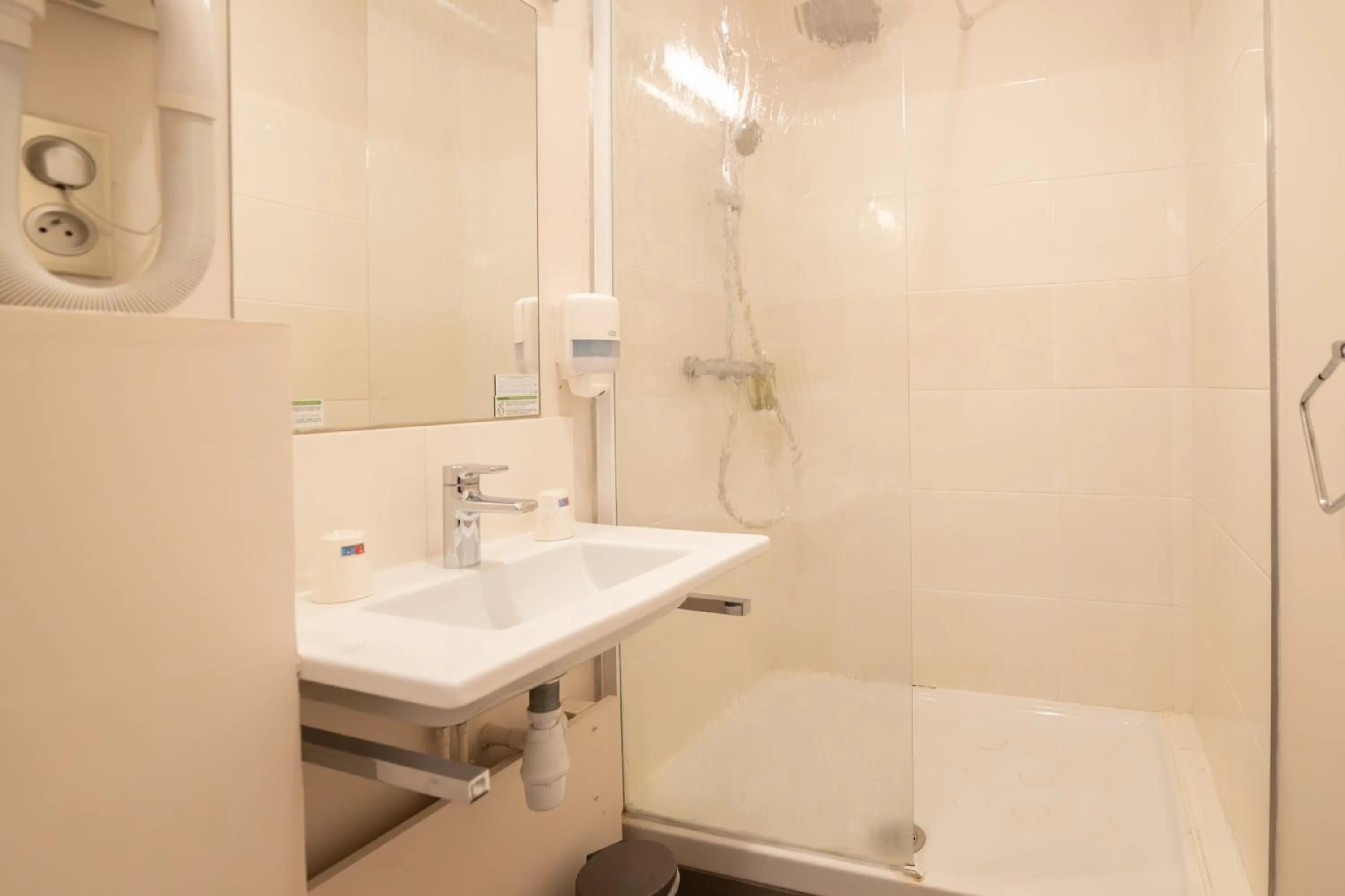 Shower in Grand Hôtel de l'Europe - Morlaix Centre