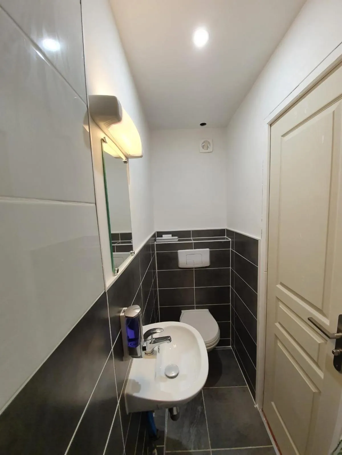 Bathroom in NancyRoom