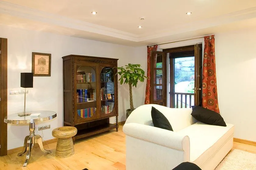 Communal lounge/ TV room in Hotel y apartamentos rurales L'Anceo