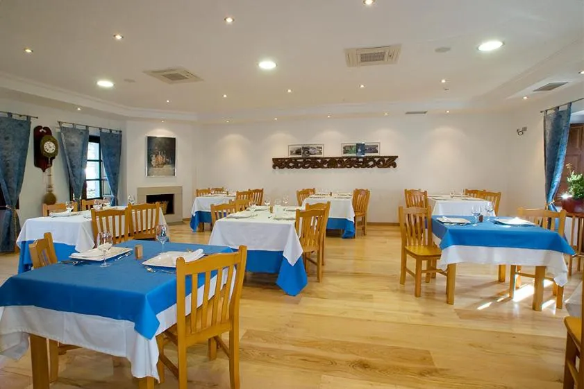 Restaurant/places to eat in Hotel y apartamentos rurales L'Anceo