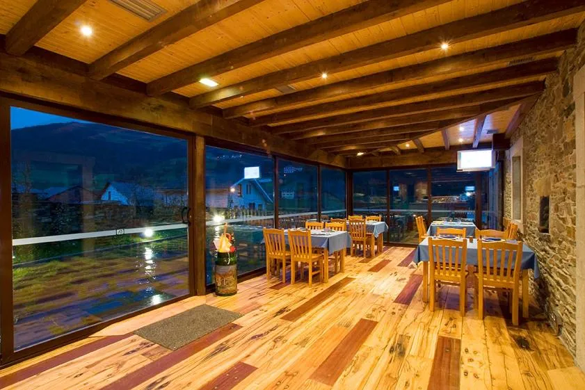 Restaurant/places to eat in Hotel y apartamentos rurales L'Anceo