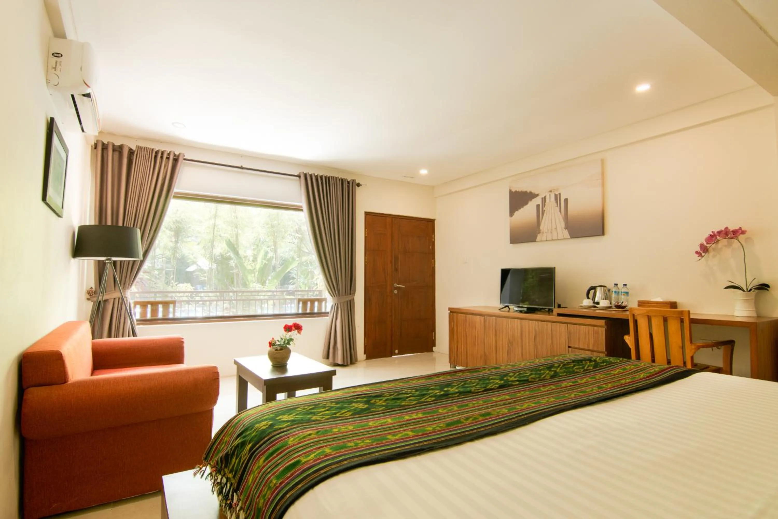 Communal lounge/ TV room, Bed in Diva Lombok Resort