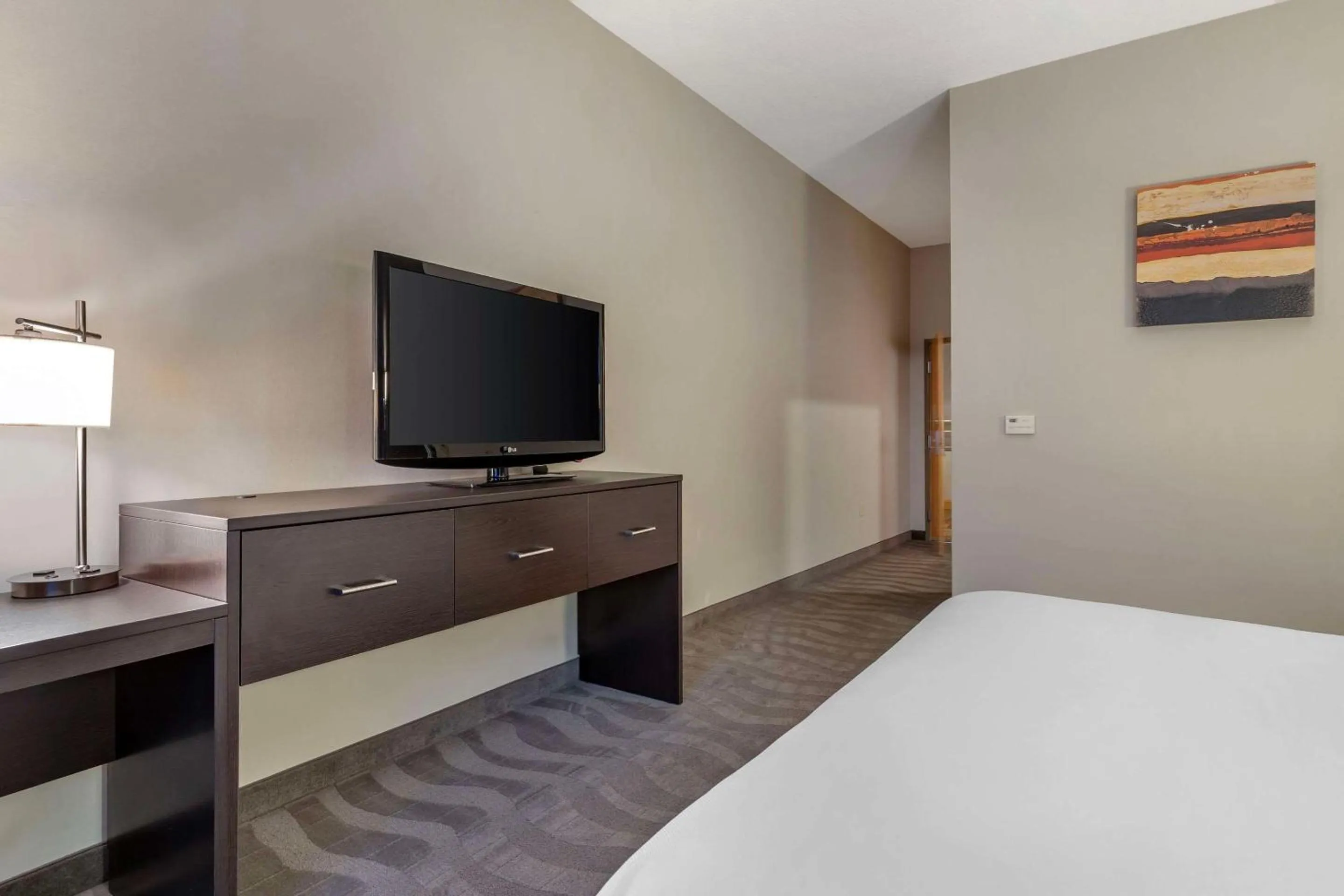 Bedroom, Bed in Comfort Suites