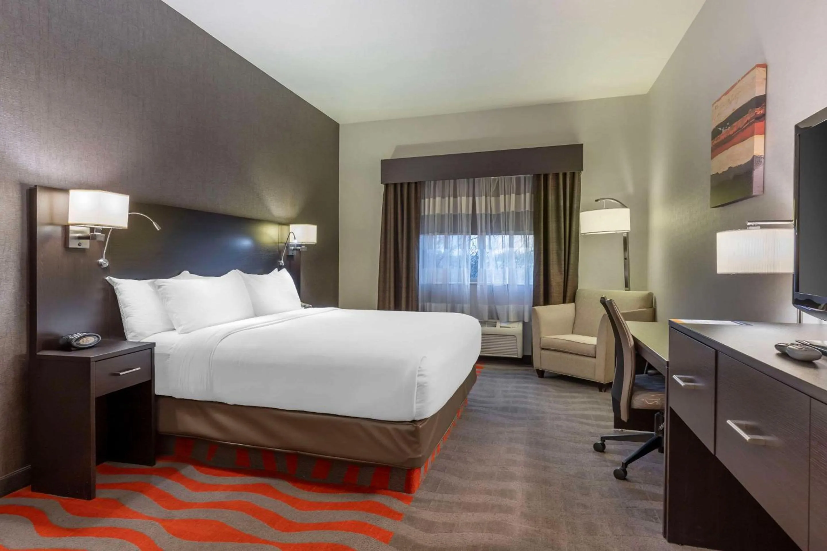 Bedroom, Bed in Comfort Suites