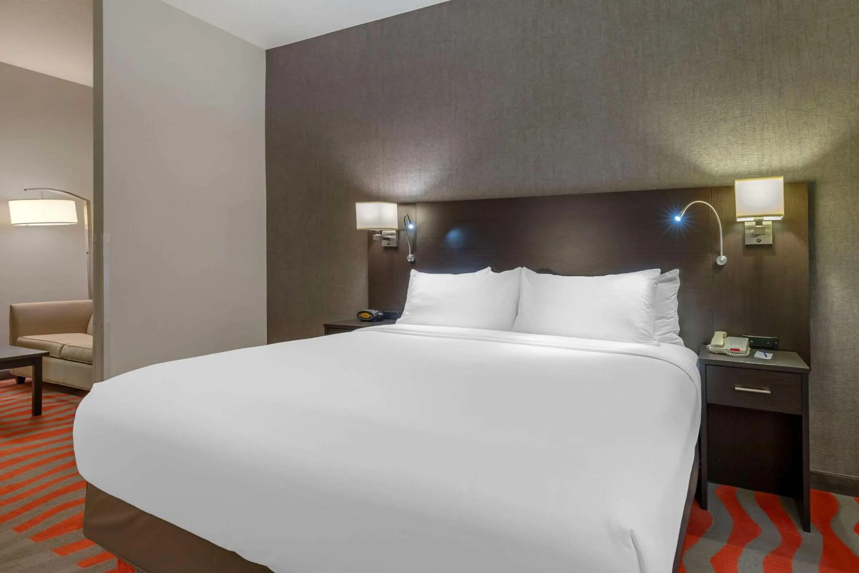 Bedroom, Bed in Comfort Suites