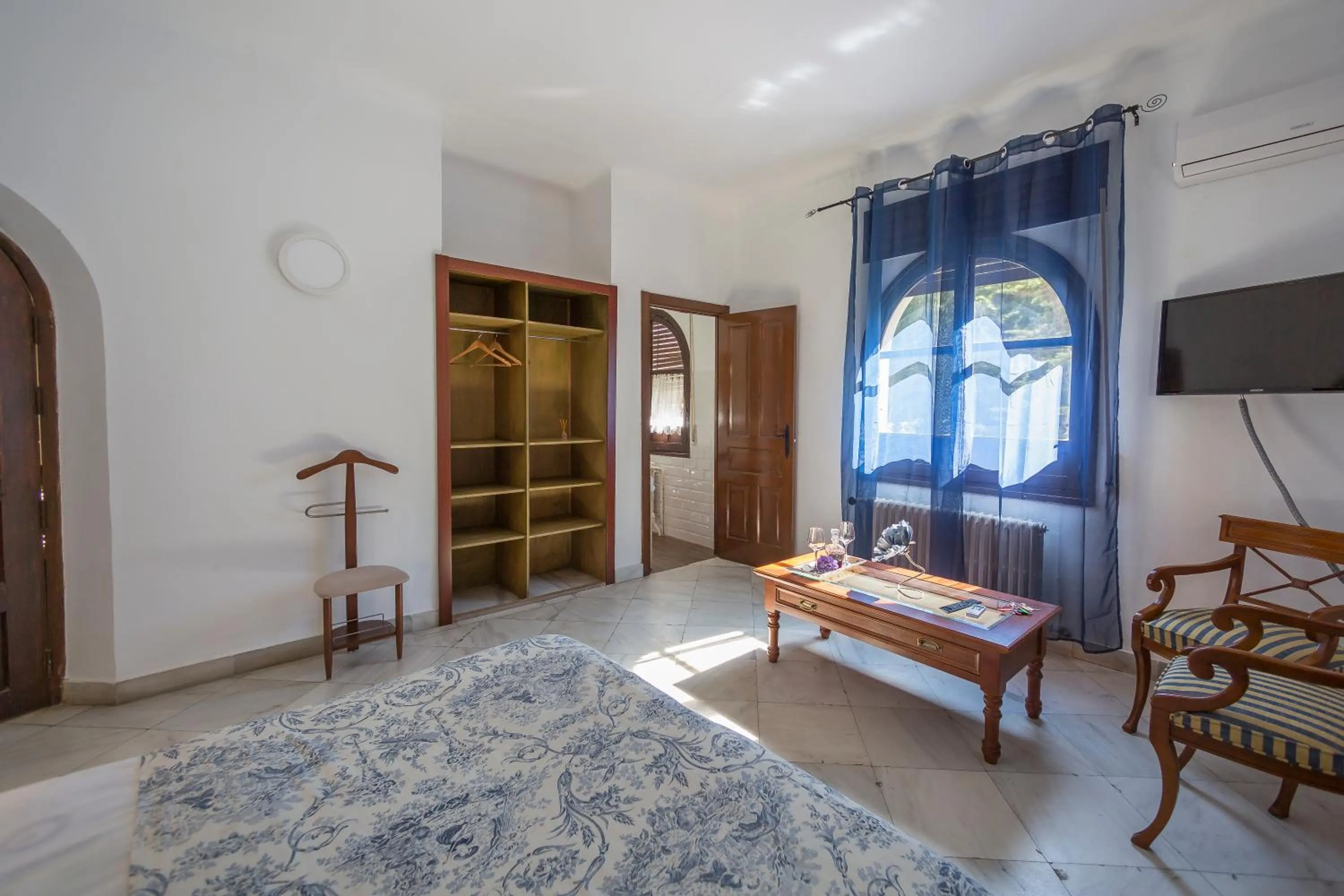 Toilet, Bed in Gala Placida 1923