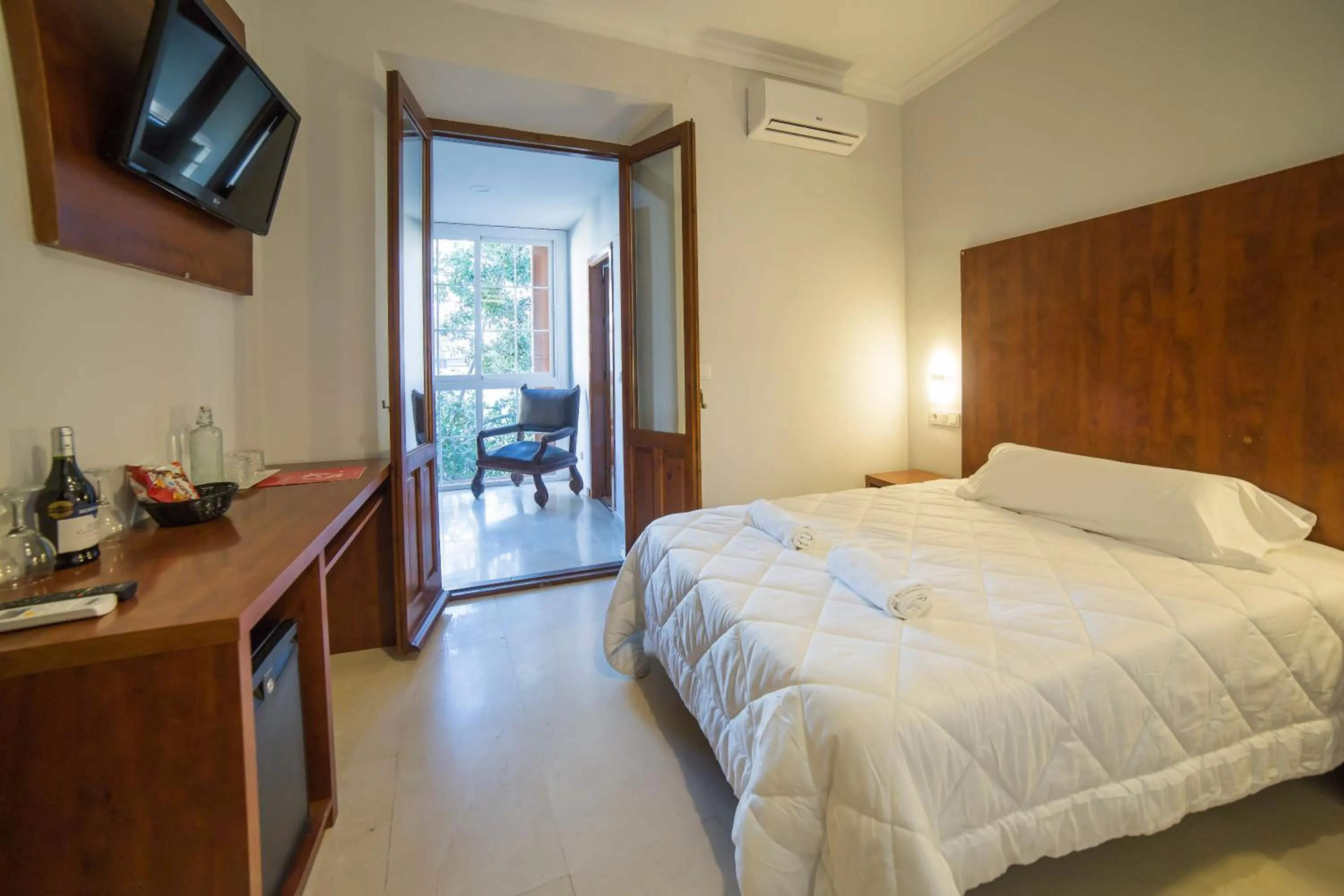 Photo of the whole room, Bed in Gala Placida 1923