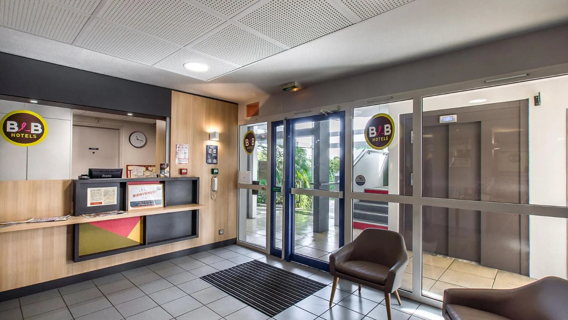 Lobby or reception in B&B HOTEL Agen