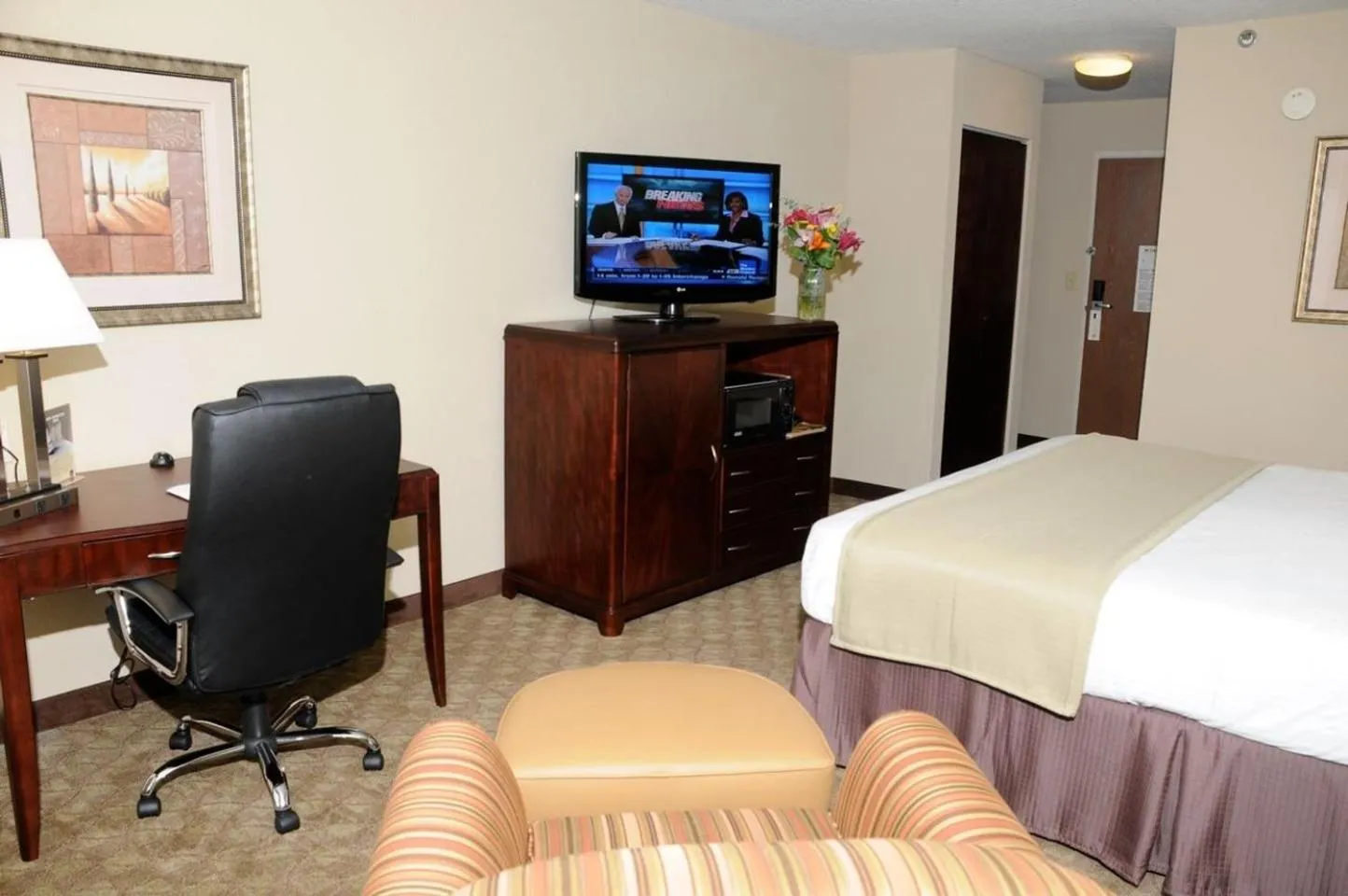 Photo of the whole room, Bed in Holiday Inn Express Peachtree Corners-Norcross by IHG