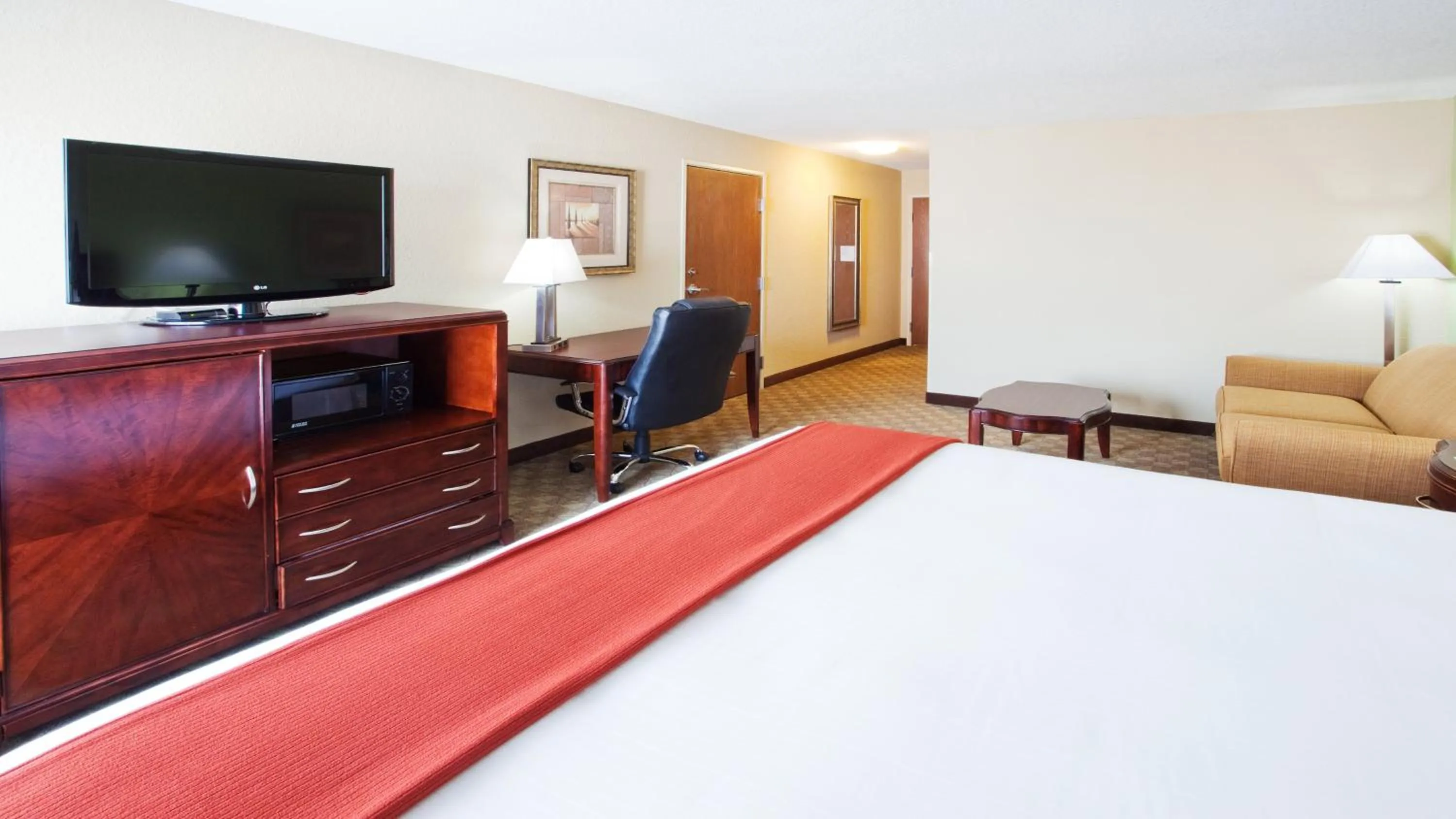 Photo of the whole room, Bed in Holiday Inn Express Peachtree Corners-Norcross by IHG