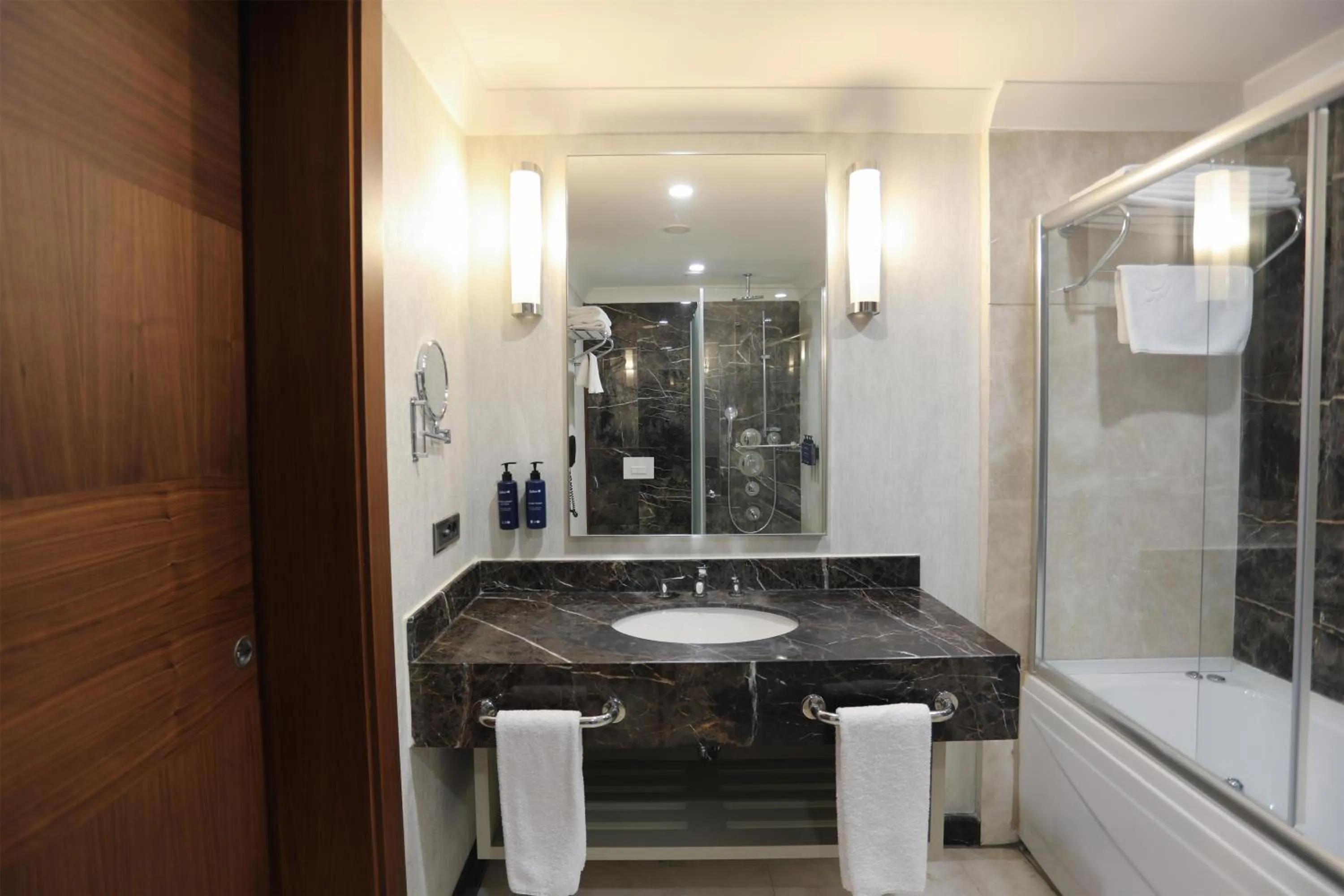 Photo of the whole room in Radisson Blu Hotel, Diyarbakir