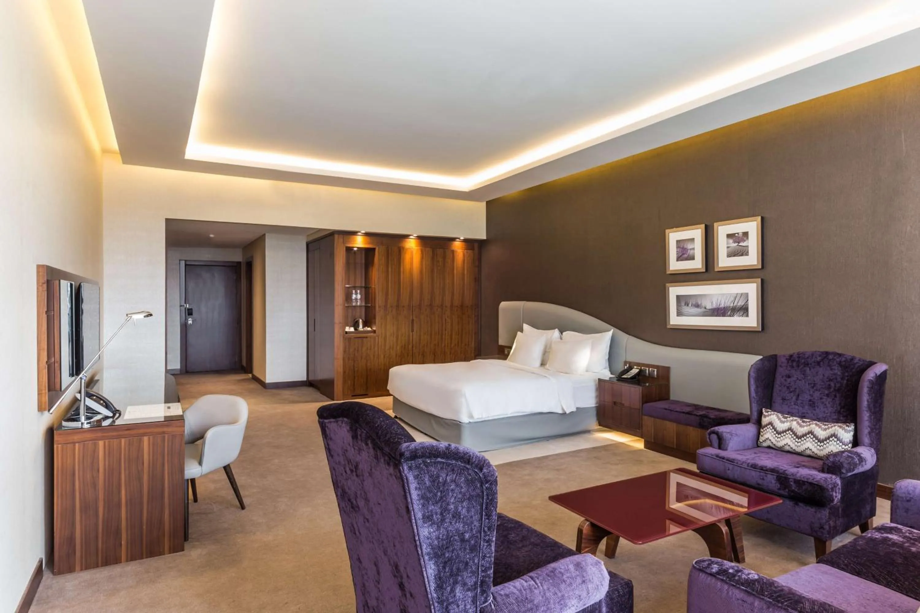 Bedroom, Bed in Radisson Blu Hotel, Dubai Waterfront