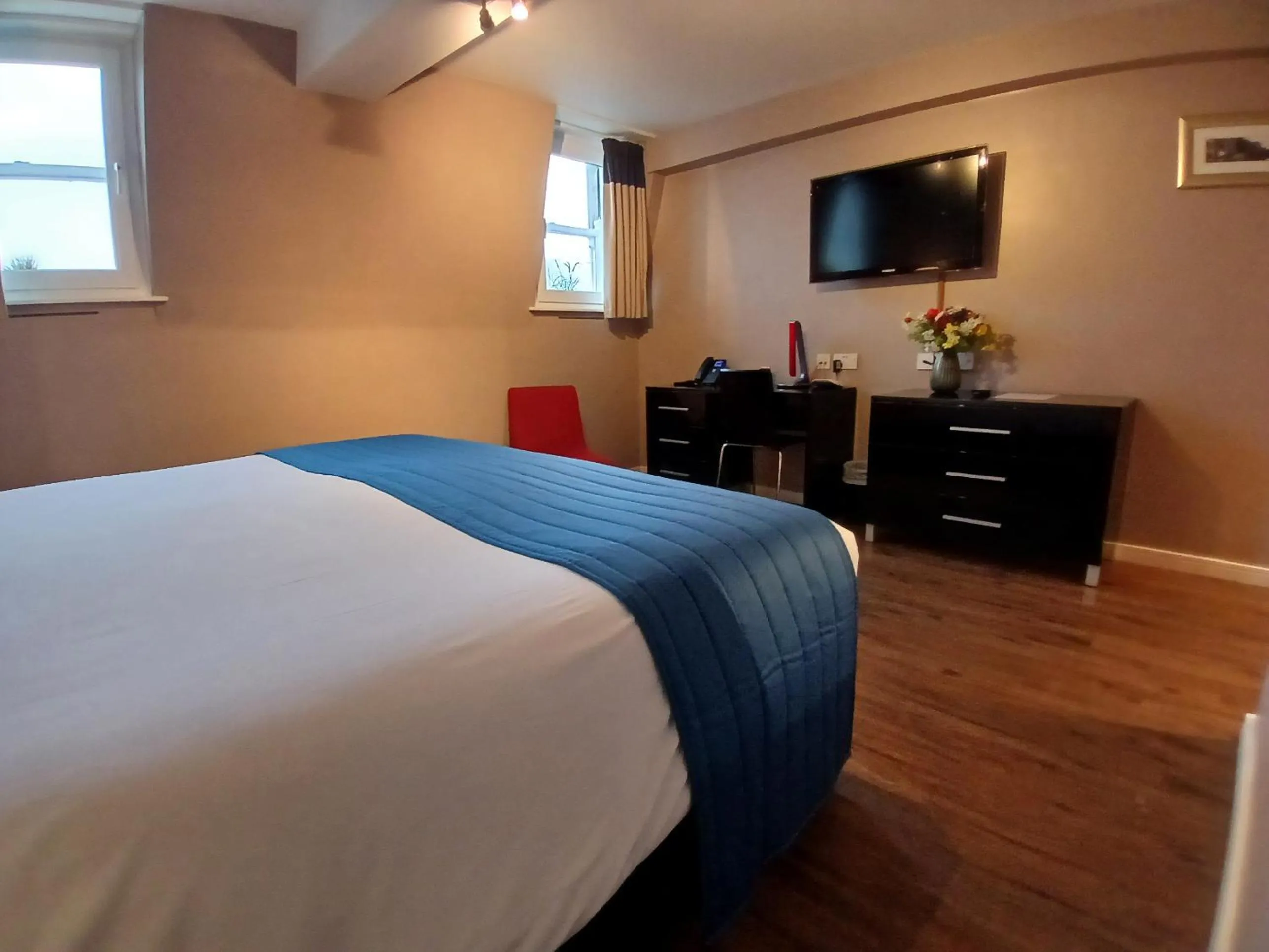 Bedroom, Bed in The Royal Hotel Cardiff