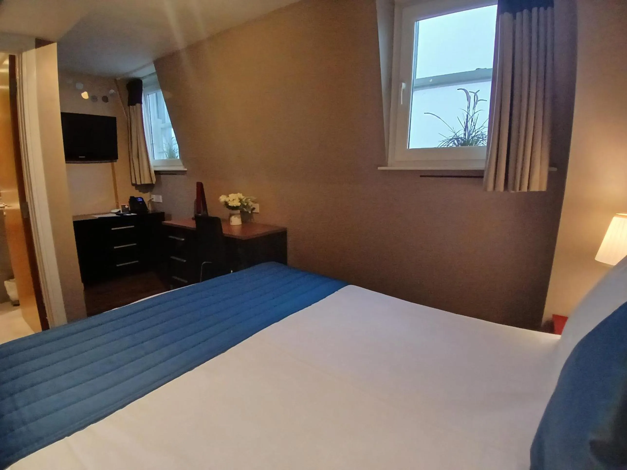 Bedroom, Bed in The Royal Hotel Cardiff