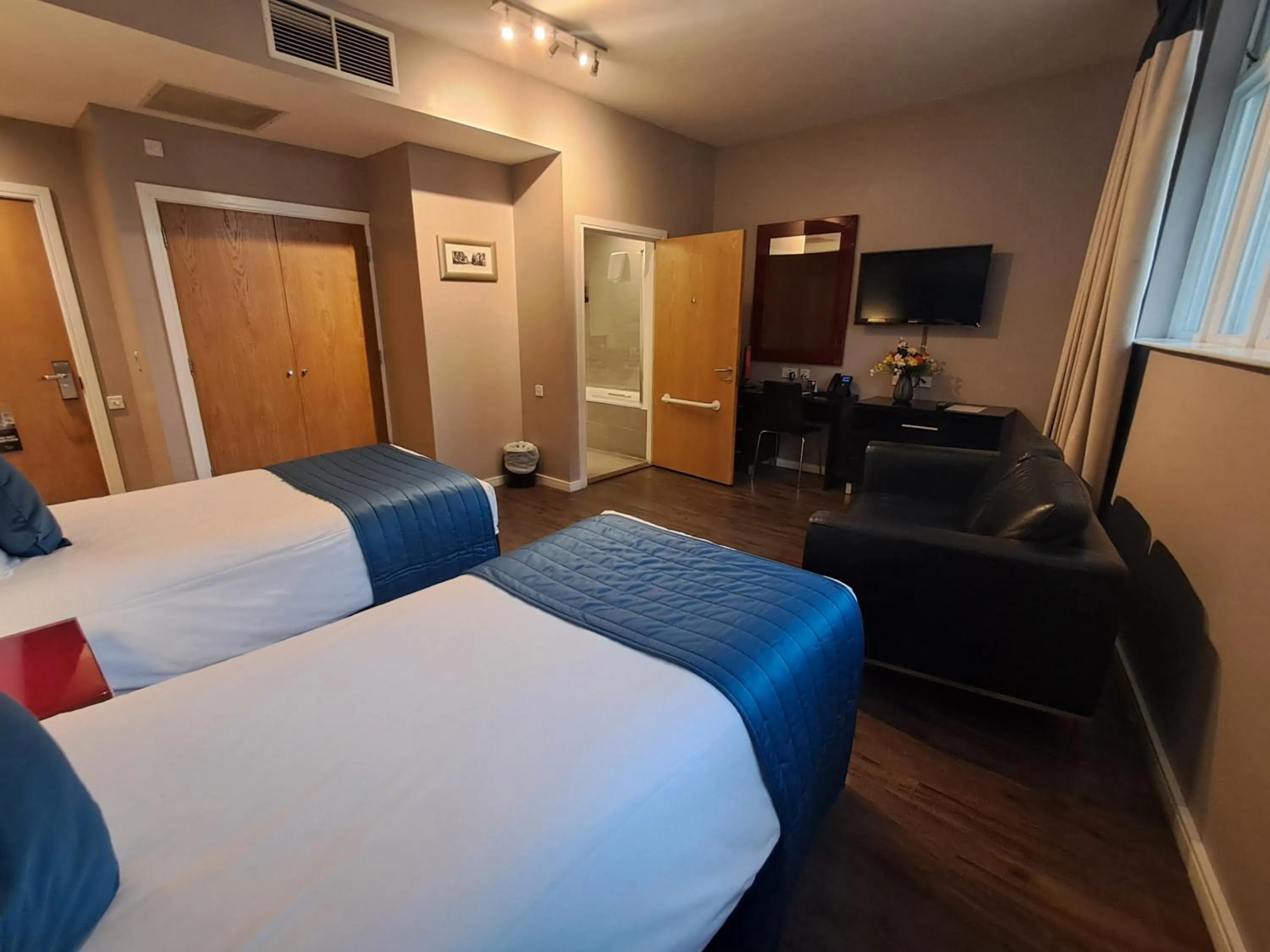 Bedroom, Bed in The Royal Hotel Cardiff