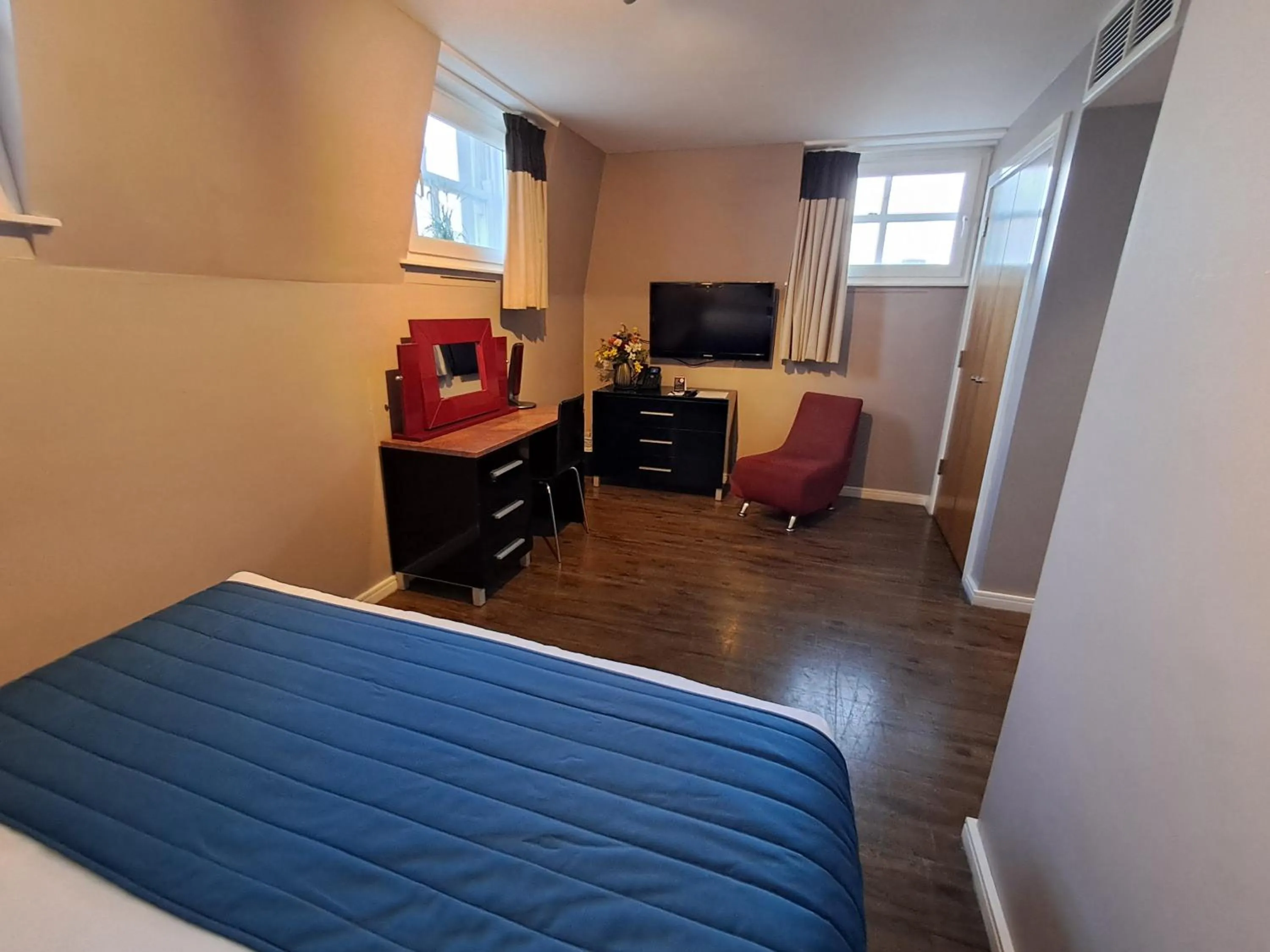 Bedroom, Bed in The Royal Hotel Cardiff