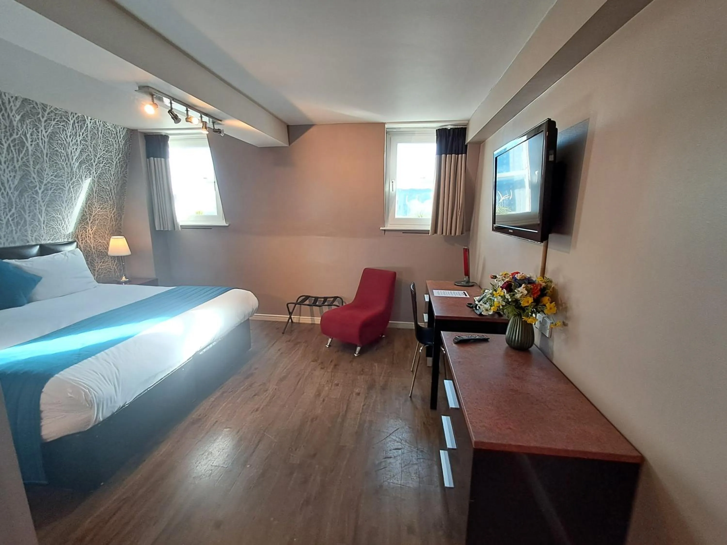 Bedroom, Bed in The Royal Hotel Cardiff