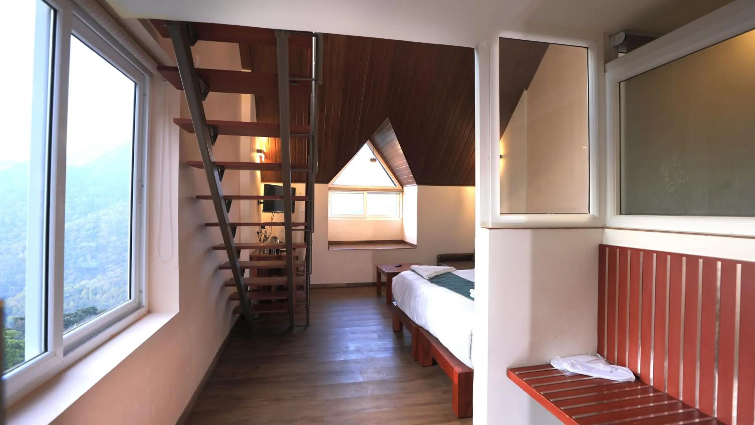 Bedroom, Bed in Shola Crown Resort - Munnar