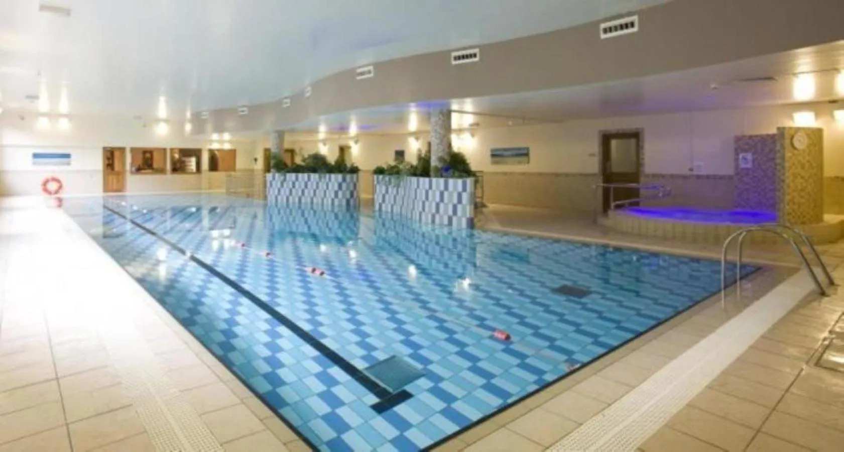 Swimming pool in Clayton Hotel & Leisure Club Sligo
